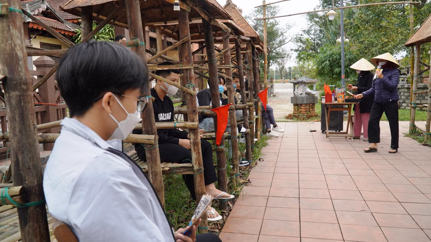 Du khách, người dân đã tìm về cầu ngói Thanh Toàn để trẩy hội đầu Xuân Nhâm Dần. Họ cũng không quên ghé hội bài chòi để lấy hên đầu năm, cũng như khám phá loại hình văn hóa dân gian độc đáo đã được UNESCO công nhận là di sản văn hóa phi vật thể đại diện của nhân loại chung của 9 tỉnh Trung Bộ.