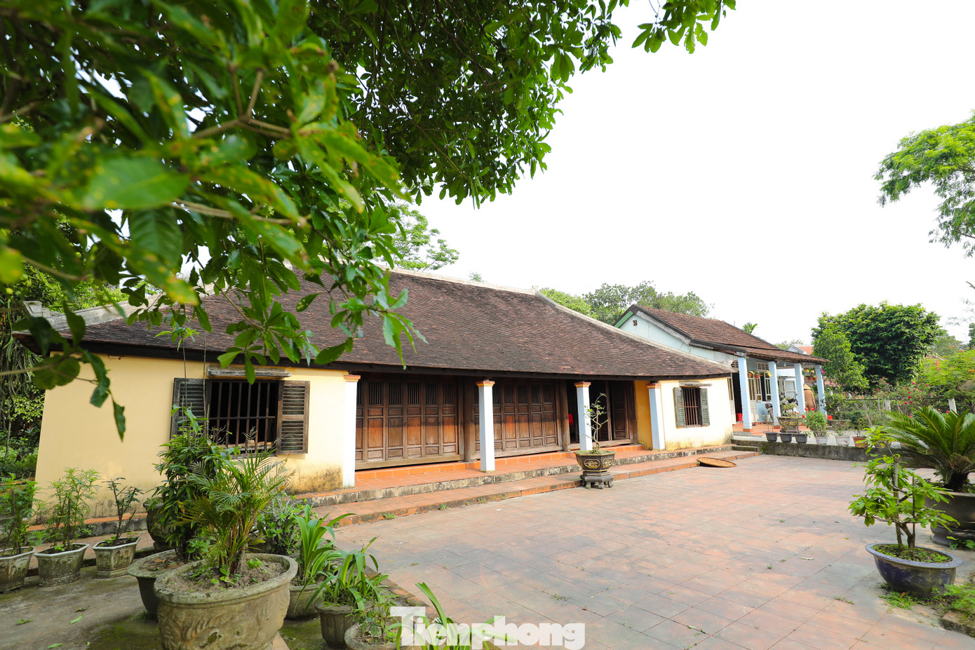 Thời Gia Long, làng được đổi tên thành Phước Tích, thể hiện mong muốn về sự tích lũy phúc đức dành cho muôn thế hệ mai sau của dân làng. Làng có một hệ thống kiến trúc cổ, với kết cấu không gian gắn bó nhau theo tổ hợp nhà vườn, nhà rường truyền thống hòa mình vào thiên nhiên thơ mộng, sông nước hiền hòa, cây trái xanh tươi với những hàng chè tàu đặc trưng, những rặng tre.