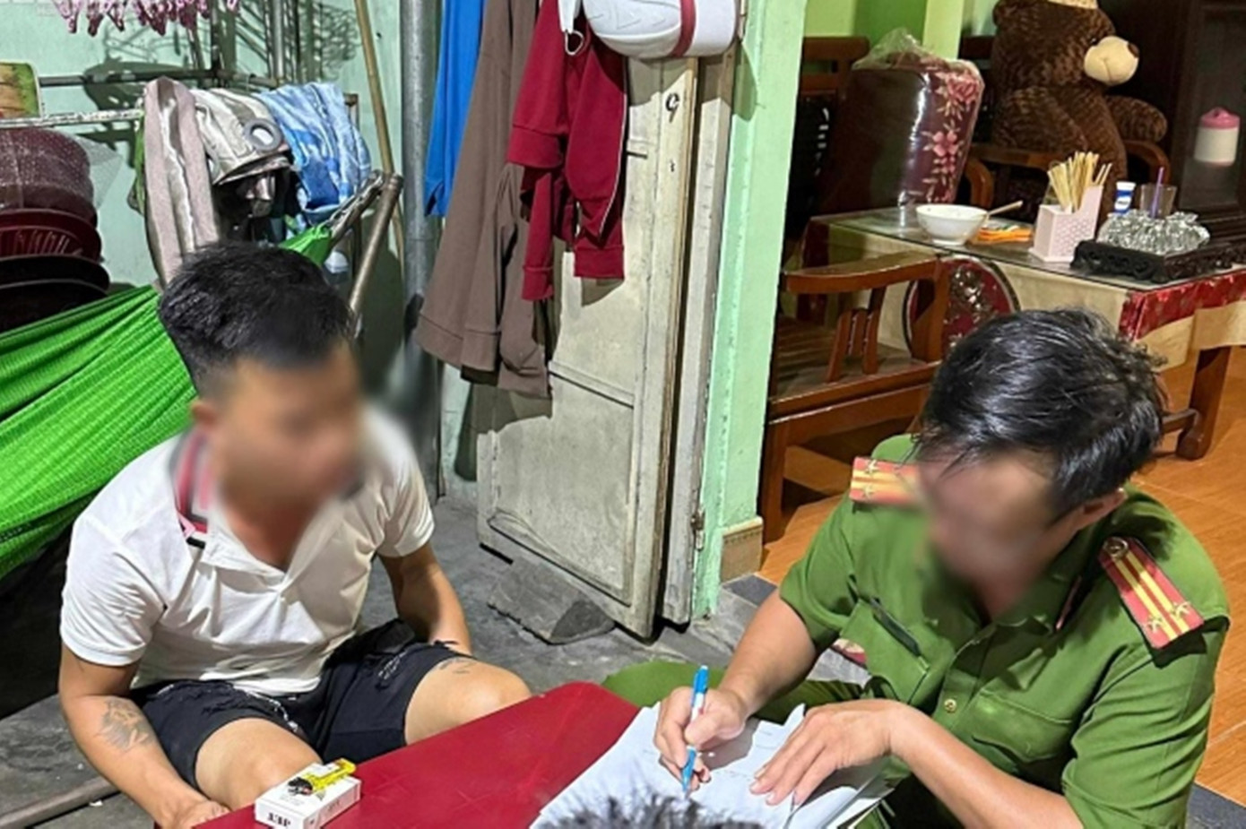 Công an lấy lời khai đối với người lái xe biển số Lào Phạm Văn Q. Qua test nhanh, thanh niên này dương tính với ma túy. Ảnh: Vương Nguyễn