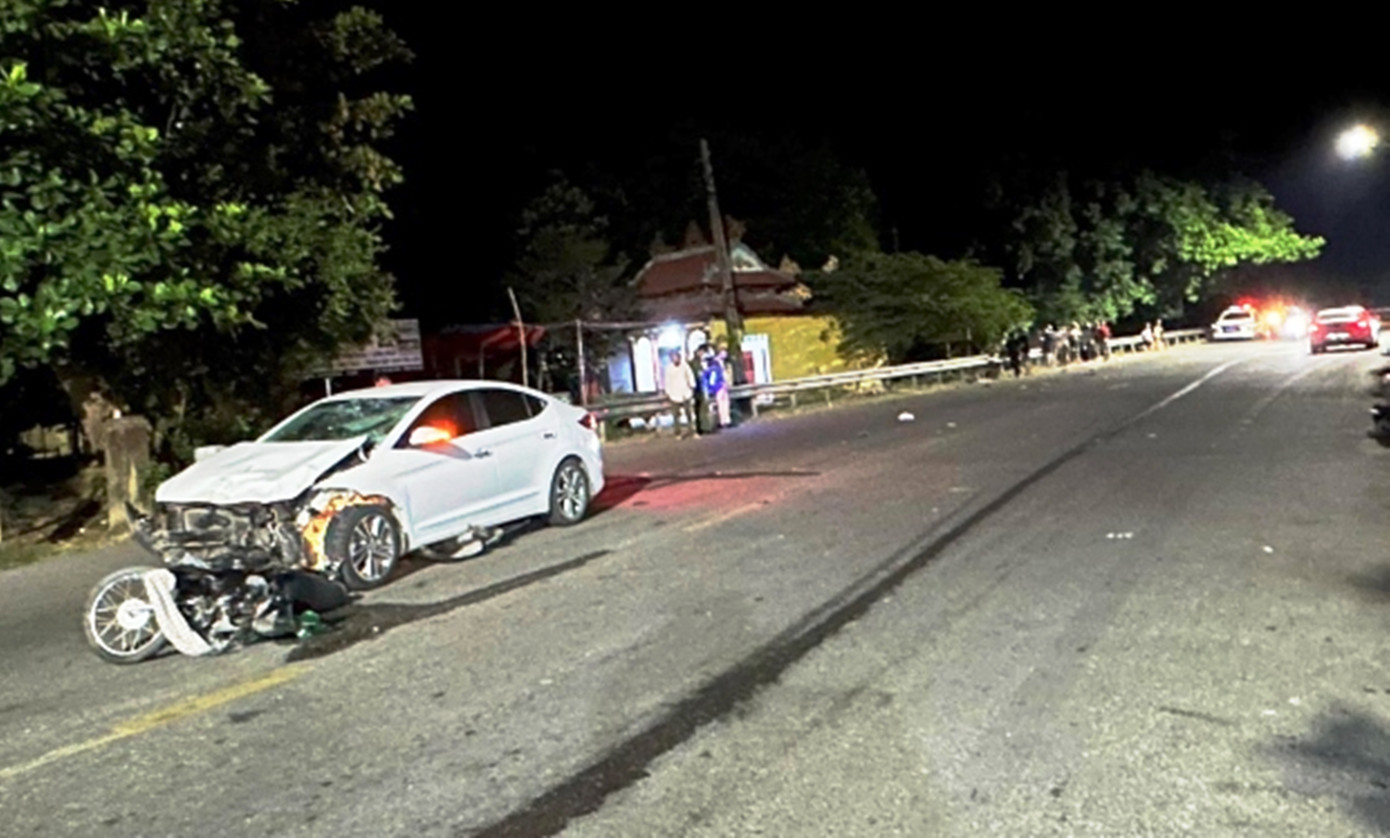 Ô tô con kéo lê xe máy đi gần 100 mét trên Quốc lộ 49 mới dừng lại, cả hai phương tiện hư hỏng nặng. Ảnh: Vương Nguyễn