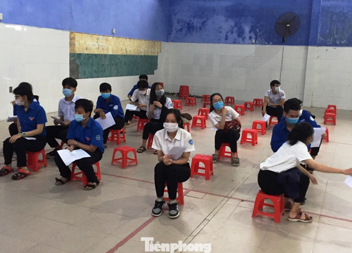 Tuân thủ quy định phòng dịch khi chờ tiêm chủng tại trường Tuân thủ quy định phòng dịch khi chờ tiêm chủng tại trường