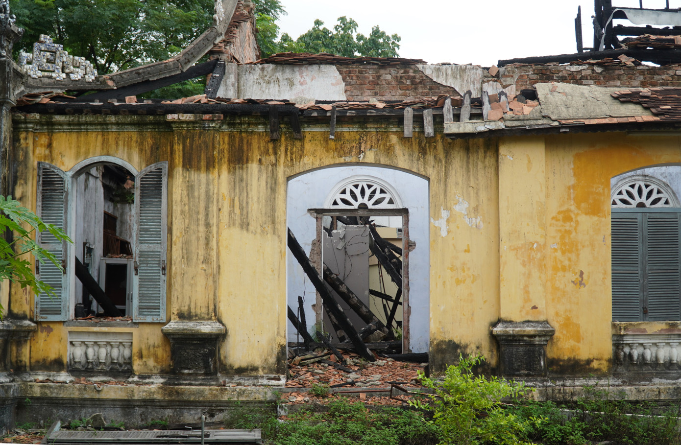 Trao đổi với PV, ông Hoàng Việt Trung - Giám đốc Trung tâm Bảo tồn Di tích Cố đô Huế, cho biết, đơn vị hiện lập phương án bảo tồn, trùng tu, tôn tạo tổng thể di tích Quốc Tử Giám. Khi triển khai trùng tu, khu nhà triển lãm trước đây của Bảo tàng Lịch sử tỉnh TT-Huế từng bị cháy gây hư hại sẽ được khắc phục, tôn tạo.