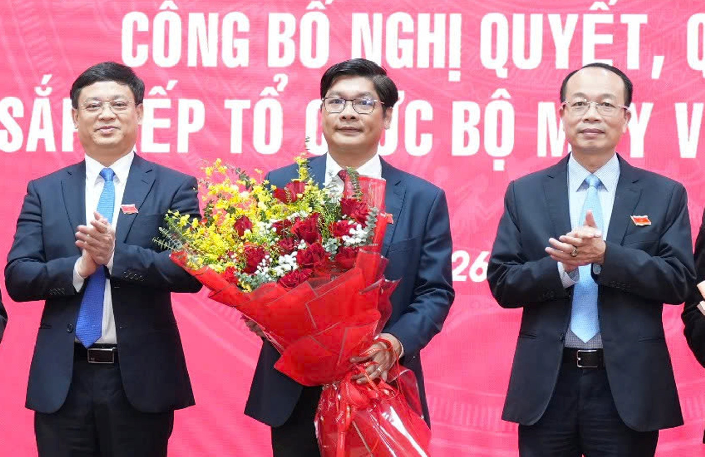 Ông Nguyễn Chí Tài (giữa) được bầu giữ chức vụ Phó Chủ tịch UBND thành phố Huế. Ông Nguyễn Chí Tài (giữa) được bầu giữ chức vụ Phó Chủ tịch UBND thành phố Huế.