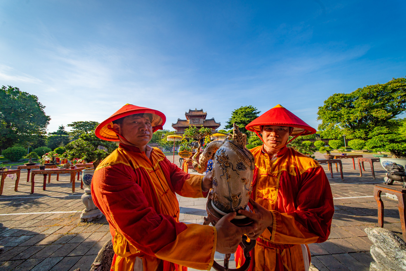 Để tạo điều kiện thuận lợi cho người dân, du khách đến xem triển lãm, Trung tâm Bảo tồn Di tích Cố đô Huế mở cửa Đại nội Huế miễn phí vào ban đêm từ 19h - 22h trong các ngày 21 đến 23/6. Cùng với đó là chương trình biểu diễn nghệ thuật do Nhà hát Nghệ thuật Truyền thống Cung đình Huế biểu diễn tại vườn Cơ Hạ. Để tạo điều kiện thuận lợi cho người dân, du khách đến xem triển lãm, Trung tâm Bảo tồn Di tích Cố đô Huế mở cửa Đại nội Huế miễn phí vào ban đêm từ 19h - 22h trong các ngày 21 đến 23/6. Cùng với đó là chương trình biểu diễn nghệ thuật do Nhà hát Nghệ thuật Truyền thống Cung đình Huế biểu diễn tại vườn Cơ Hạ.