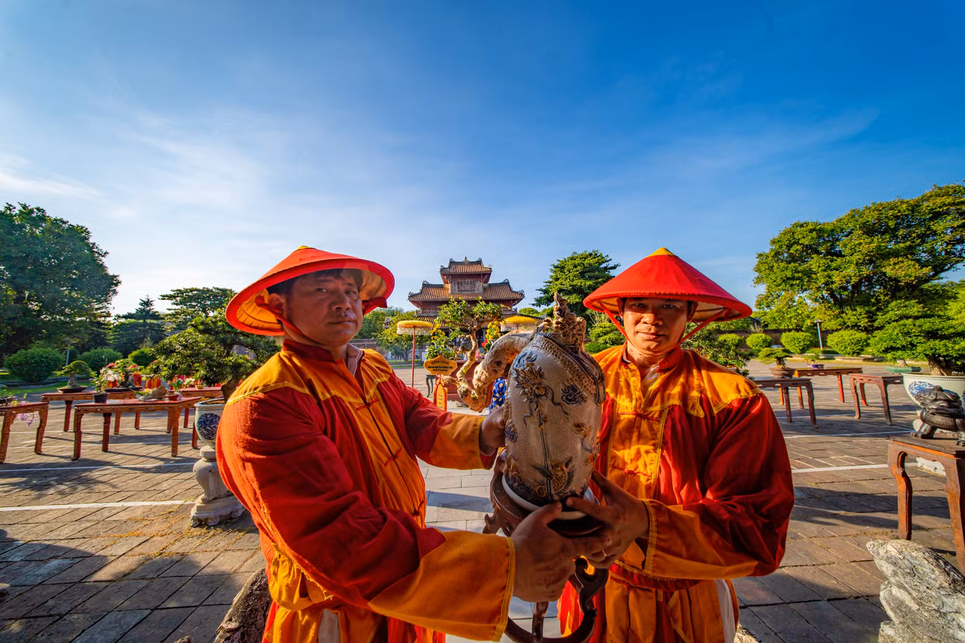 Để tạo điều kiện thuận lợi cho người dân, du khách đến xem triển lãm, Trung tâm Bảo tồn Di tích Cố đô Huế mở cửa Đại nội Huế miễn phí vào ban đêm từ 19h - 22h trong các ngày 21 đến 23/6. Cùng với đó là chương trình biểu diễn nghệ thuật do Nhà hát Nghệ thuật Truyền thống Cung đình Huế biểu diễn tại vườn Cơ Hạ.