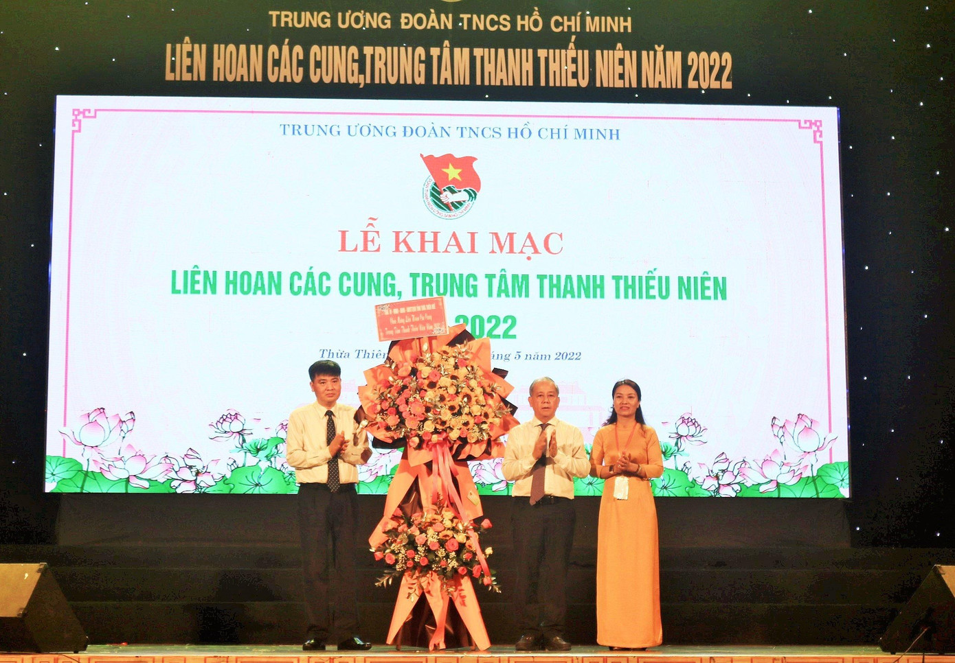 Phó Bí thư Thường trực Tỉnh ủy TT-Huế Phan Ngọc Thọ (giữa) tặng hoa chúc mừng khai mạc Liên hoan Phó Bí thư Thường trực Tỉnh ủy TT-Huế Phan Ngọc Thọ (giữa) tặng hoa chúc mừng khai mạc Liên hoan