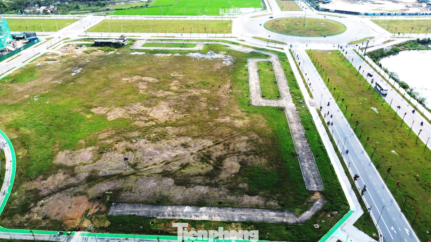 Trong khi đó, thảm cỏ xanh công viên sau bàn giao lại loang lổ, chết khô, trơ cả nền đất theo từng mảng lớn. Trong khi đó, thảm cỏ xanh công viên sau bàn giao lại loang lổ, chết khô, trơ cả nền đất theo từng mảng lớn.