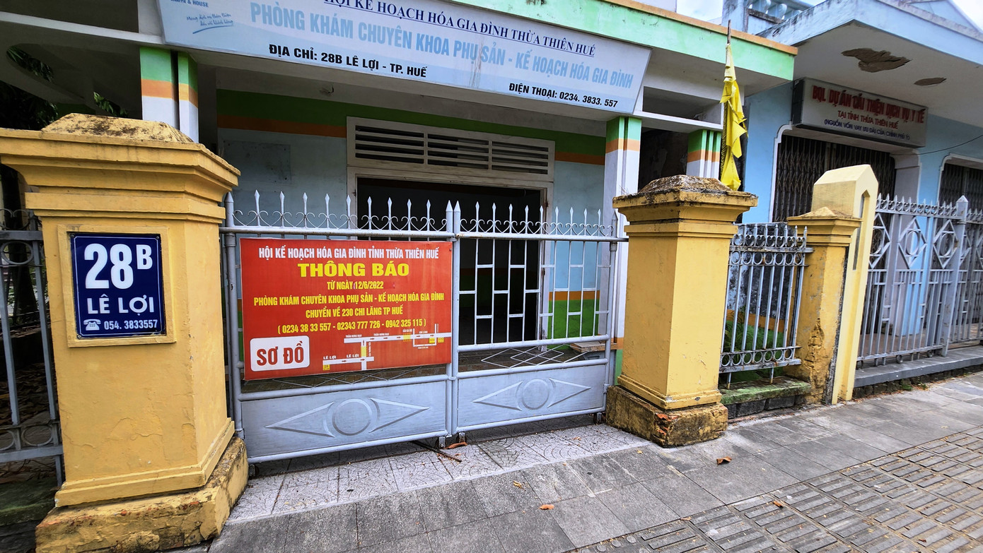 Tương tự, các cơ quan, đơn vị ở khu đất kế bên như Phòng khám chuyên khoa Kế hoạch hóa gia đình (28B Lê Lợi), Chi cục Dân số và Kế hoạch hóa gia đình (30 Lê Lợi) cũng phải chuyển trụ sở làm việc đến nơi khác.