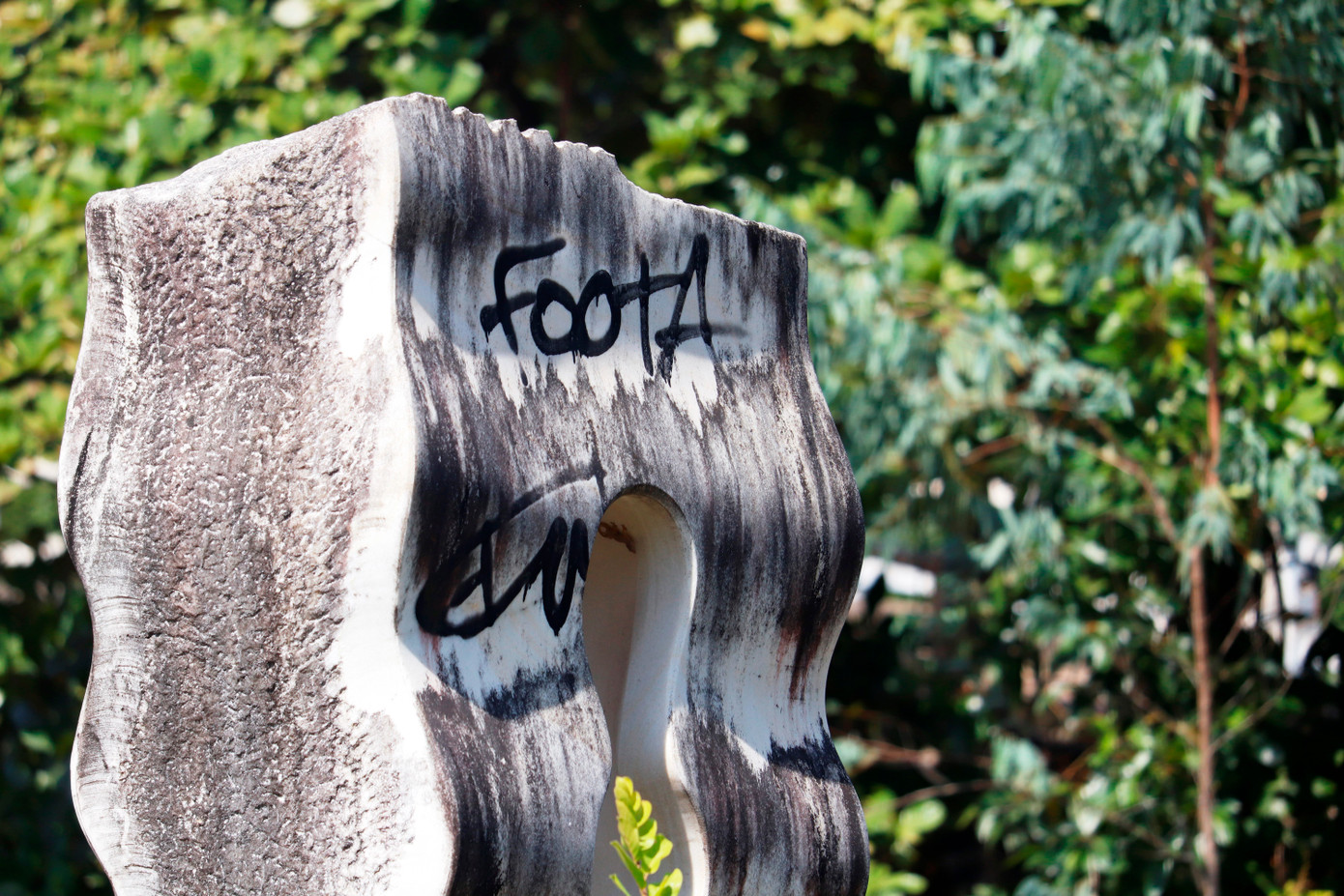 Các bức tượng không có người bảo vệ dẫn đến bị xâm hại, bôi bẩn, vẽ bậy không thương tiếc.