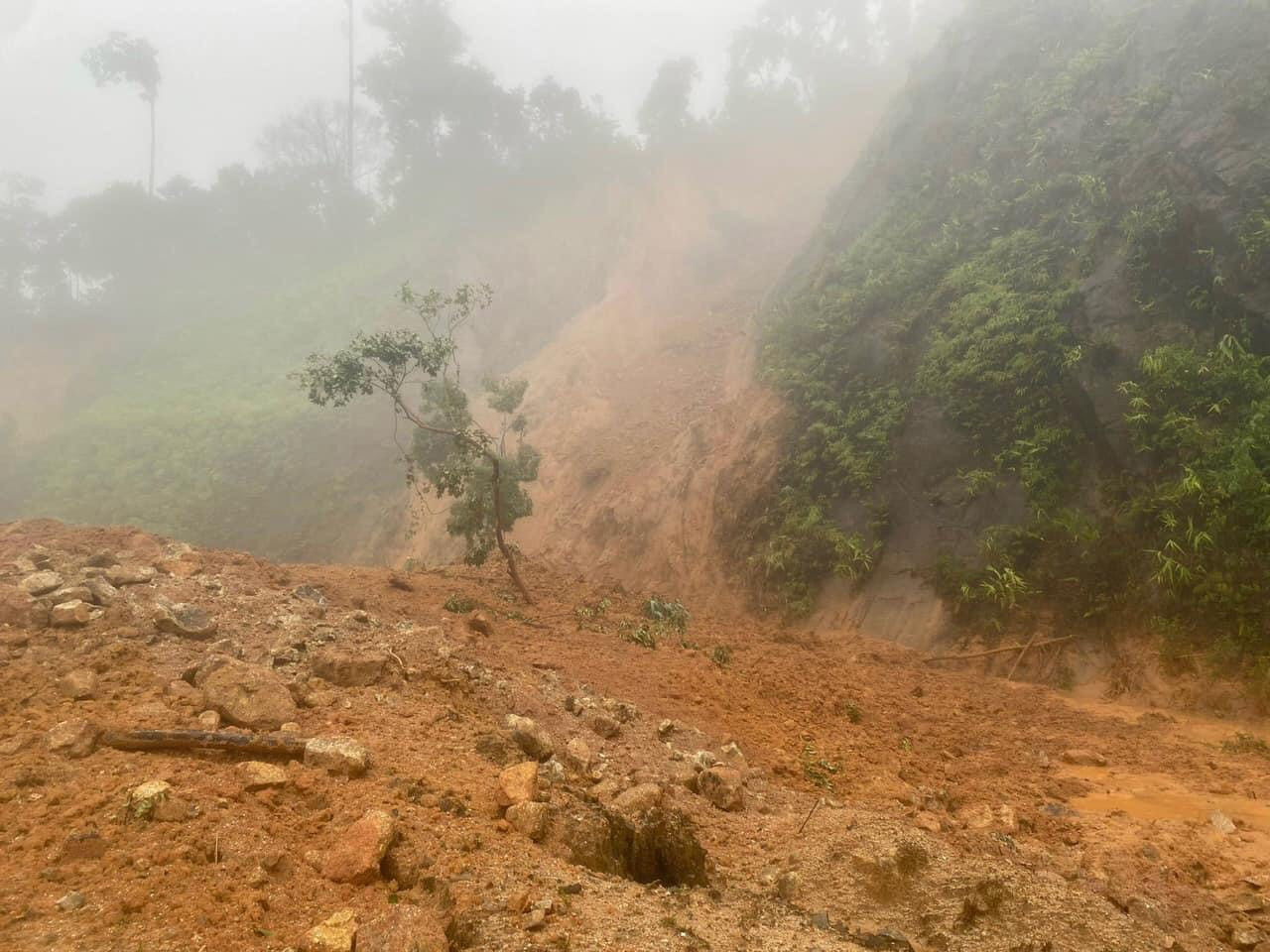 Tuyến đường Hồ Chí Minh nối huyện A Lưới (TT-Huế) với Tây Giang (tỉnh Quảng Nam) bị chia cắt do sạt lở đất.