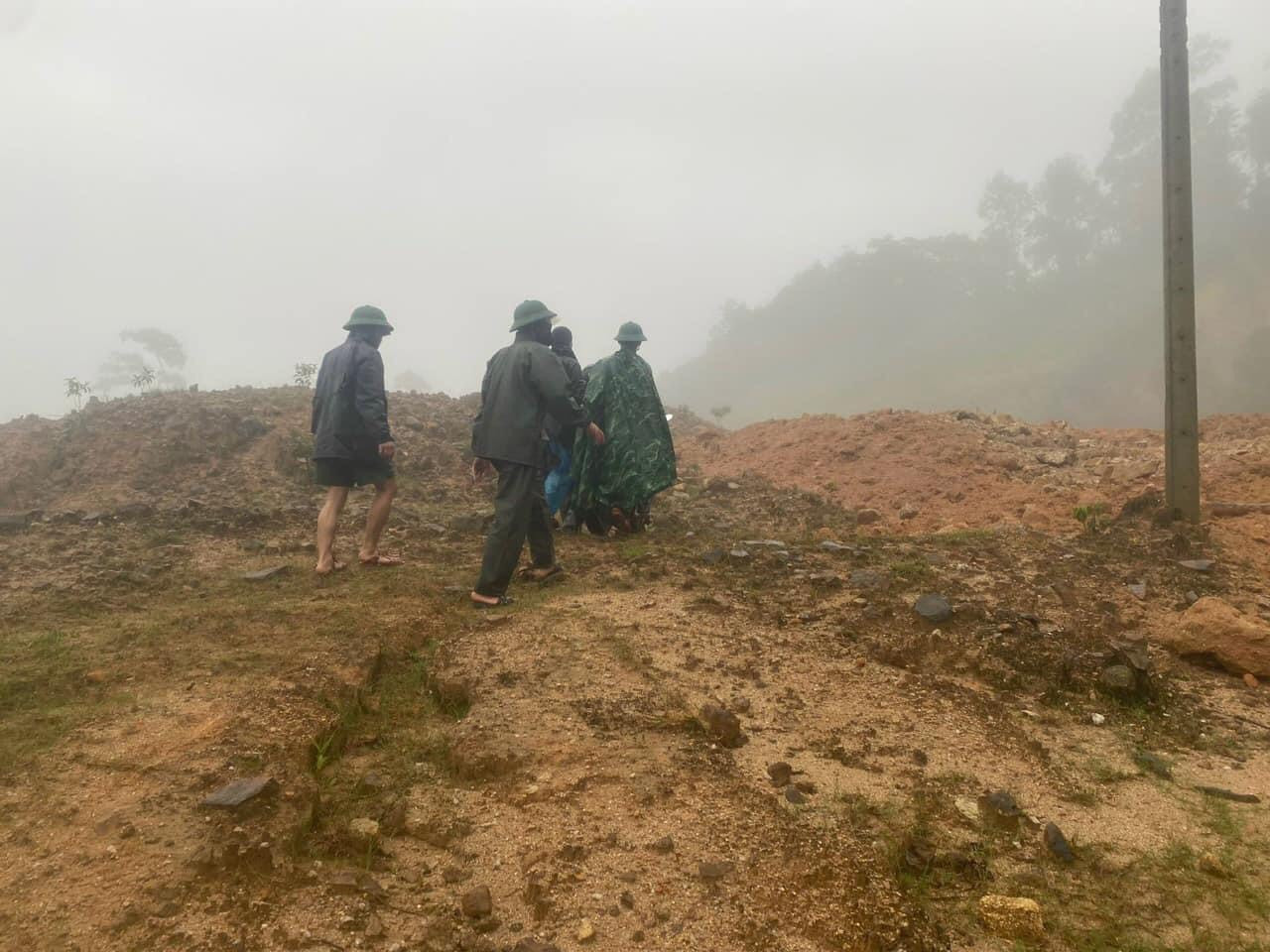 Kiểm tra sạt lở đất tại vùng núi A Lưới.