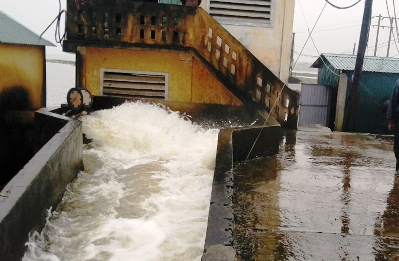 Khẩn trương tổ chức bơm tiêu chống úng nhằm bảo vệ lúa đông xuân tại TT-Huế. Khẩn trương tổ chức bơm tiêu chống úng nhằm bảo vệ lúa đông xuân tại TT-Huế.