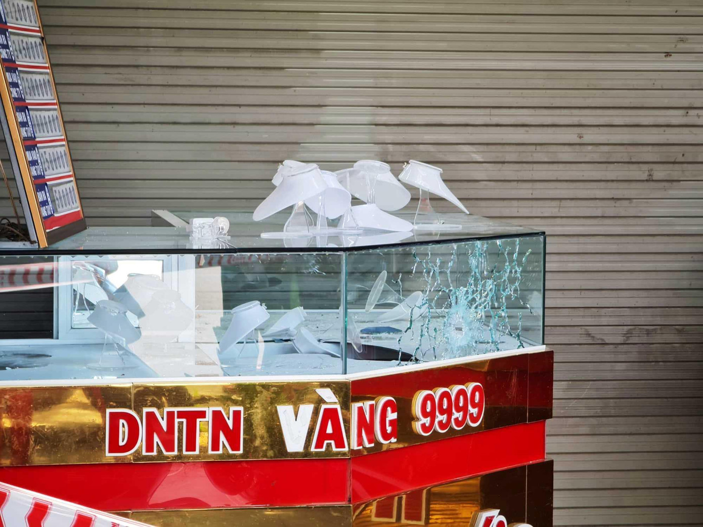 Cận cảnh hiện trường vụ cướp tiệm vàng táo tợn tại Huế Cận cảnh hiện trường vụ cướp tiệm vàng táo tợn tại Huế