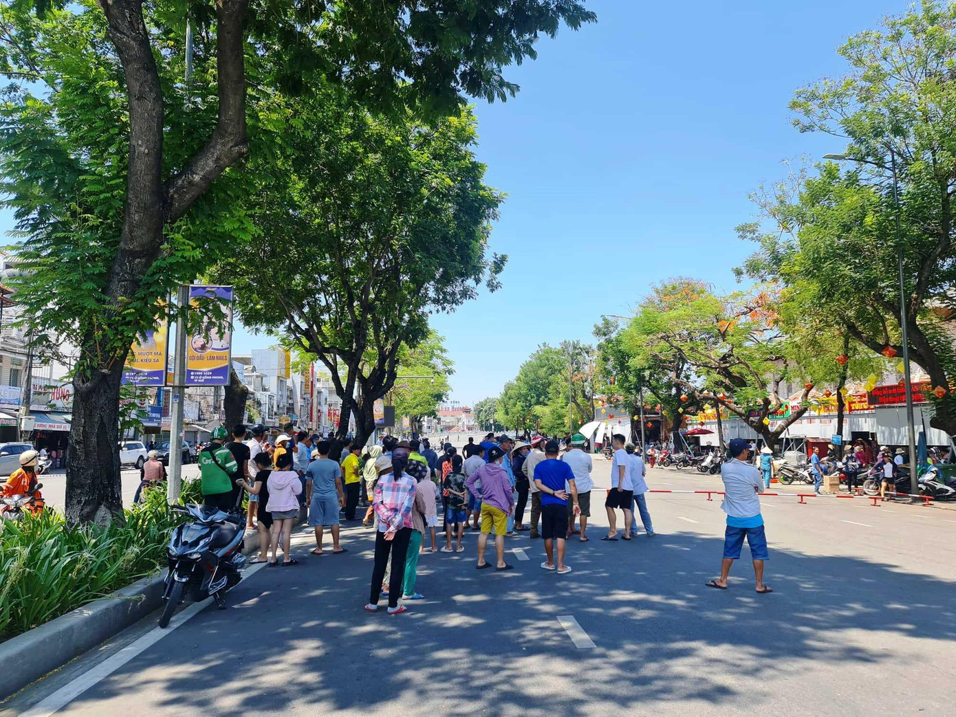 Phong tỏa các tuyến đường gần hiện trường vụ cướp để truy bắt đối tượng cướp tiệm vàng Phong tỏa các tuyến đường gần hiện trường vụ cướp để truy bắt đối tượng cướp tiệm vàng