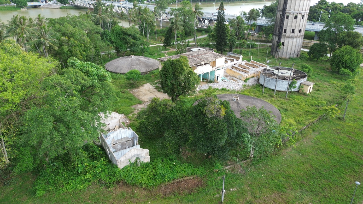 Trái ngược với vẻ mỹ quan của khu vực phía đông sau chỉnh trang, phần phía tây cồn Dã Viên hiện trong tình trạng thi công ngừng trệ.