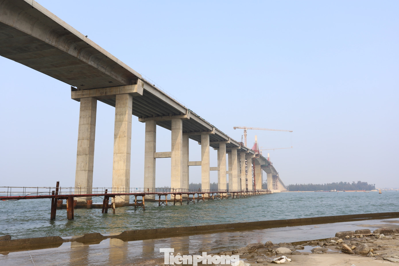 Với quy mô đầu tư lớn và kỹ thuật hiện đại, khi đi vào khai thác, công trình cầu vượt Thuận An sẽ kết nối giao thông từ trung tâm thành phố Huế với khu vực ven biển, góp phần thúc đẩy giao thương, đầu tư bất động sản, phát triển du lịch và khai thác hiệu quả tiềm năng kinh tế biển của địa phương.