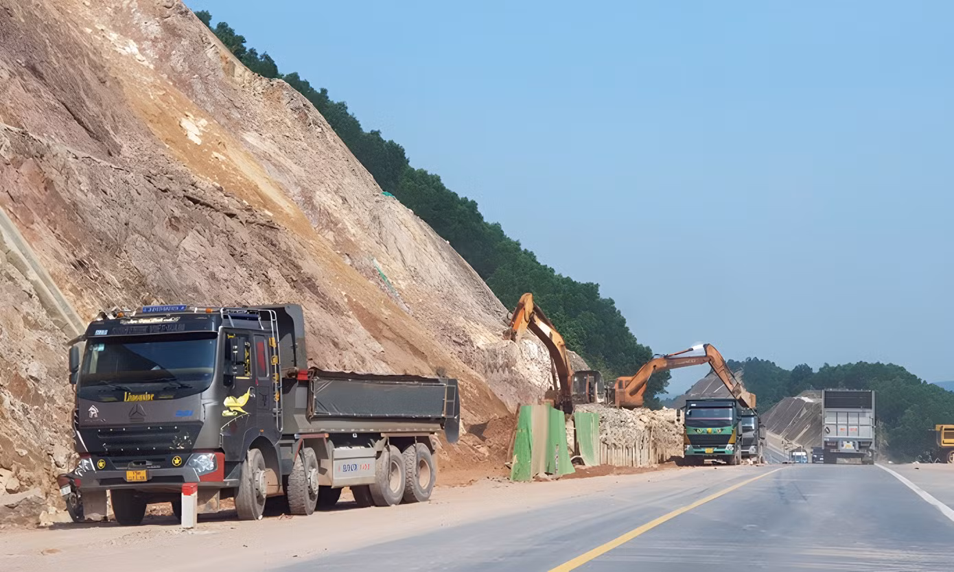 Để xử lý triệt để vị trí sạt lở này, vào giữa năm 2023, Ban Quản lý Dự án đường Hồ Chí Minh (chủ đầu tư) cho triển khai các biện pháp thi công, bảo đảm an toàn giao thông trên tuyến đường mới này.