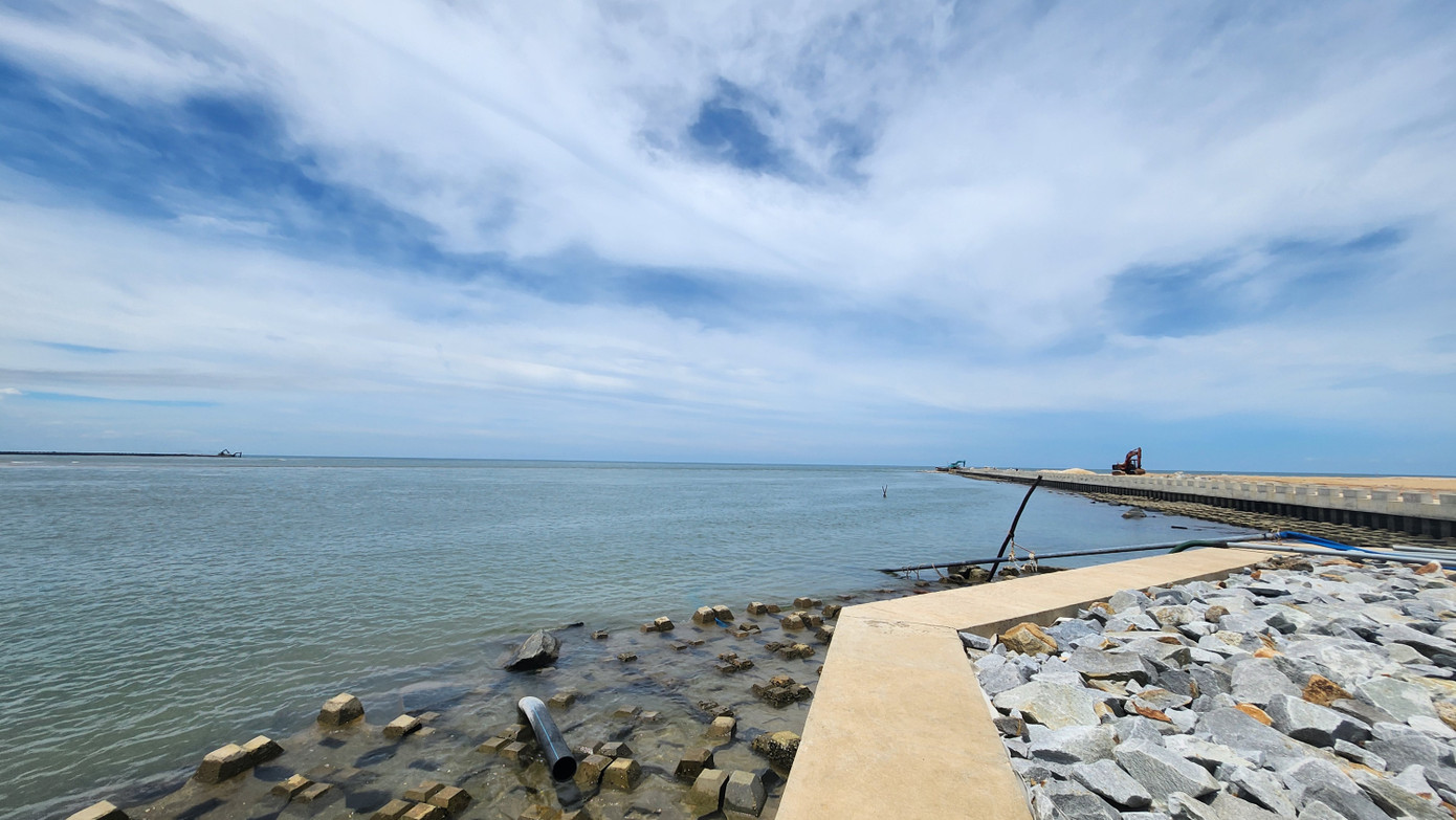 Dự án cảng cá Tư Hiền kết hợp với khu neo đậu tránh trú bão (huyện Phú Lộc, tỉnh TT-Huế) là công trình có tổng mức đầu tư 148 tỷ đồng từ nguồn bồi thường liên quan sự cố môi trường biển của Công ty TNHH Gang thép Hưng Nghiệp Formosa Hà Tĩnh.