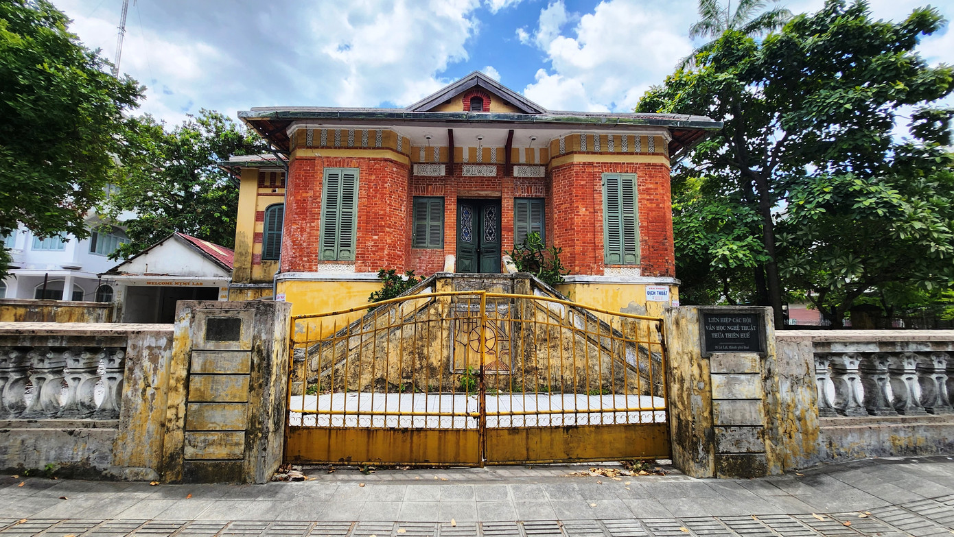 Được biết, ngôi biệt thự khoảng 100 tuổi này là nơi từng diễn ra rất nhiều sự kiện quan trọng của giới văn nghệ Huế trong vài chục năm qua. Công trình nhà biệt thự mới đây đã được cấp có thẩm quyền tại Huế thông qua chủ trương, dự án di dời toàn bộ khối kiến trúc cổ này đến vị trí mới (cũng nằm ven sông Hương) nhằm phục vụ công tác bảo tồn, phát huy giá trị.