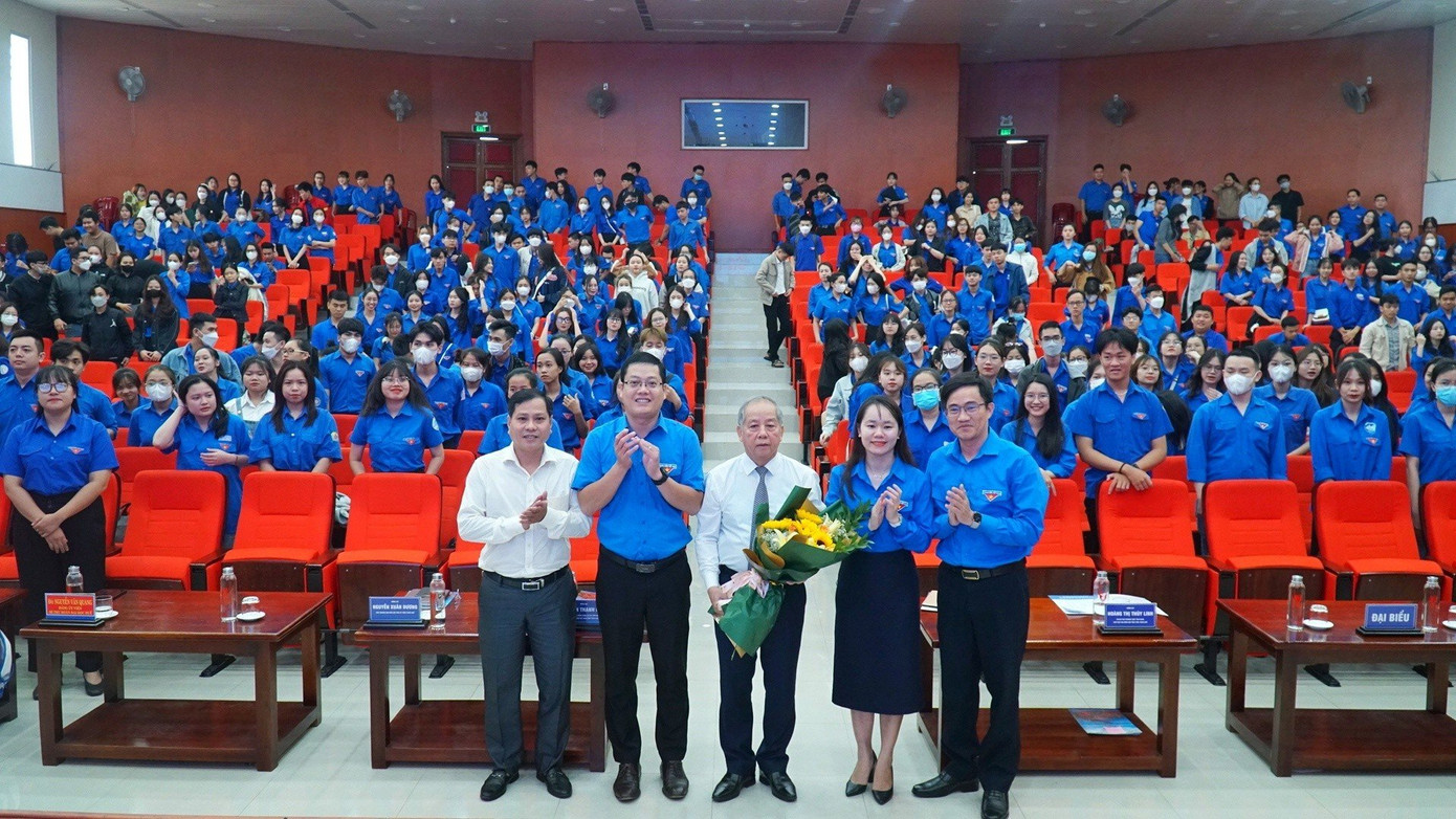 Ông Phan Ngọc Thọ (giữa) chụp hình lưu niệm với lãnh đạo Tỉnh Đoàn TT-Huế và cán bộ Đoàn chủ chốt Đại học Huế. Ông Phan Ngọc Thọ (giữa) chụp hình lưu niệm với lãnh đạo Tỉnh Đoàn TT-Huế và cán bộ Đoàn chủ chốt Đại học Huế.