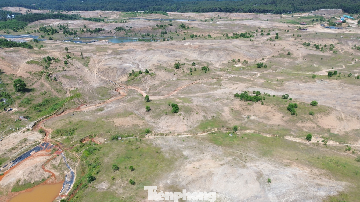 Bên cạnh khu quần thể sân golf Huế dang dở, TP Huế hiện đẩy mạnh kiểm tra, xử lý các dự án sử dụng đất không hiệu quả, chậm tiến độ kéo dài. Khu sân golf Huế bị thu hồi đất theo tinh thần chỉ đạo quyết liệt của lãnh đạo TP Huế được người dân kỳ vọng tạo đà tích cực trong quản lý đất đai, xử lý dự án “treo” và tình trạng lãng phí nguồn lực tài nguyên, ảnh hưởng đến quy hoạch, môi trường đầu tư vào Huế, cũng như lợi ích của địa phương. Bên cạnh khu quần thể sân golf Huế dang dở, TP Huế hiện đẩy mạnh kiểm tra, xử lý các dự án sử dụng đất không hiệu quả, chậm tiến độ kéo dài. Khu sân golf Huế bị thu hồi đất theo tinh thần chỉ đạo quyết liệt của lãnh đạo TP Huế được người dân kỳ vọng tạo đà tích cực trong quản lý đất đai, xử lý dự án “treo” và tình trạng lãng phí nguồn lực tài nguyên, ảnh hưởng đến quy hoạch, môi trường đầu tư vào Huế, cũng như lợi ích của địa phương.