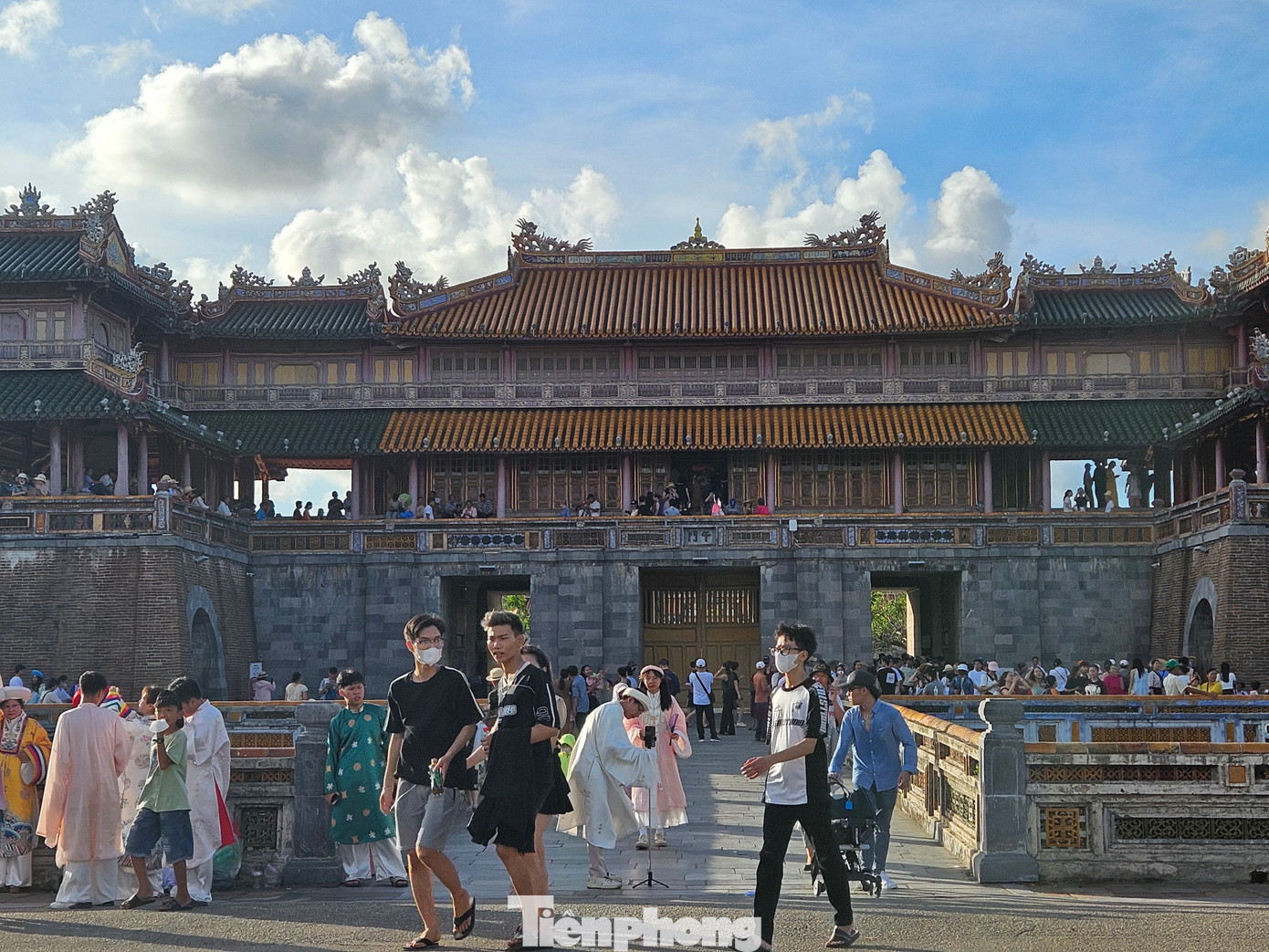 Gần nơi tổ chức điểm cầu truyền hình trực tiếp chung kết Đường lên đỉnh Olympia năm thứ 24 là Di tích Ngọ môn (cổng chính phía nam của Hoàng thành Huế). Đây cũng là lối vào tham quan Đại nội Huế dành cho du khách trong nước và quốc tế. Gần nơi tổ chức điểm cầu truyền hình trực tiếp chung kết Đường lên đỉnh Olympia năm thứ 24 là Di tích Ngọ môn (cổng chính phía nam của Hoàng thành Huế). Đây cũng là lối vào tham quan Đại nội Huế dành cho du khách trong nước và quốc tế.