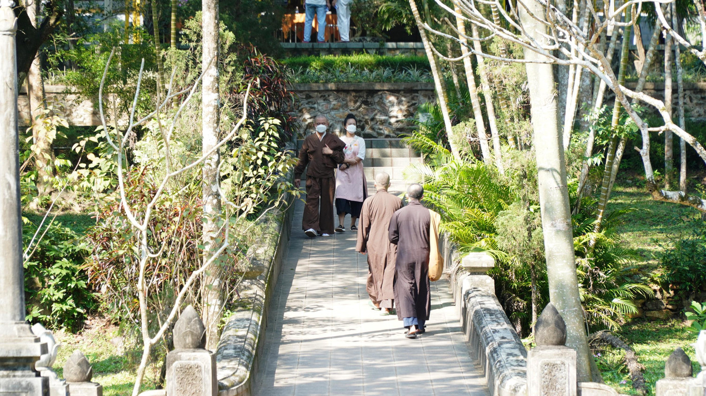 Nhiều người đến Tổ đình Từ Hiếu để đảnh lễ, viếng tang ngày 24/1