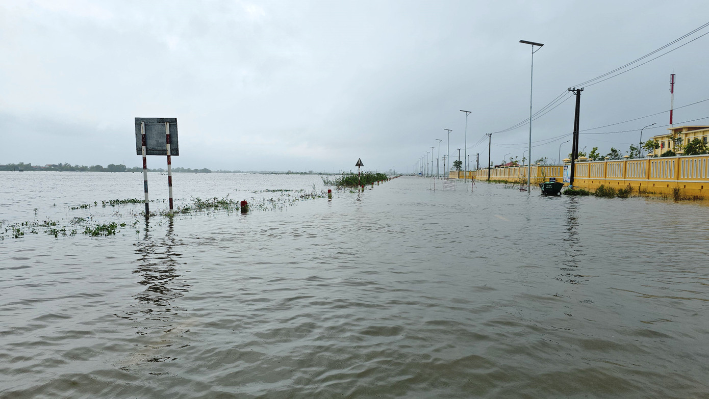 Đường Nguyễn Chí Thanh qua thị trấn Sịa (huyện Quảng Điền) bị ngập sâu gây chia cắt giao thông.
