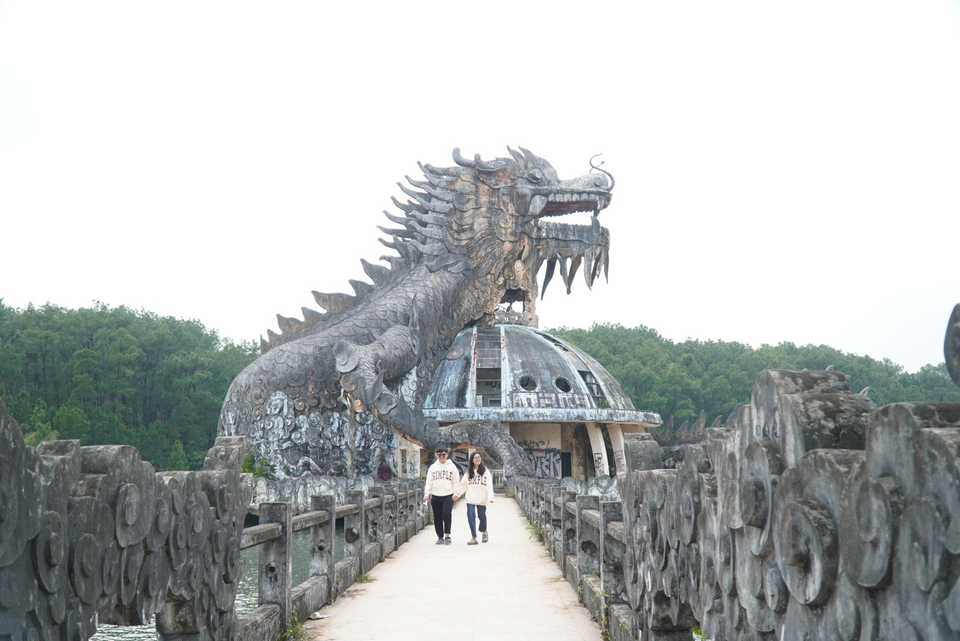 Anh Hoàng Hải - một người dân Huế, bày tỏ tiếc nuối: “Hiếm nơi nào có kiến trúc rồng khổng lồ như ở hồ Thủy Tiên. Đập bỏ công trình này là điều đáng tiếc. Nếu giữ lại để tạo không gian kinh doanh cà phê, cùng các dịch vụ giải khát khác phục vụ người dân, du khách đến tham quan công viên cũng sẽ là điều hợp lý. Anh Hoàng Hải - một người dân Huế, bày tỏ tiếc nuối: “Hiếm nơi nào có kiến trúc rồng khổng lồ như ở hồ Thủy Tiên. Đập bỏ công trình này là điều đáng tiếc. Nếu giữ lại để tạo không gian kinh doanh cà phê, cùng các dịch vụ giải khát khác phục vụ người dân, du khách đến tham quan công viên cũng sẽ là điều hợp lý.