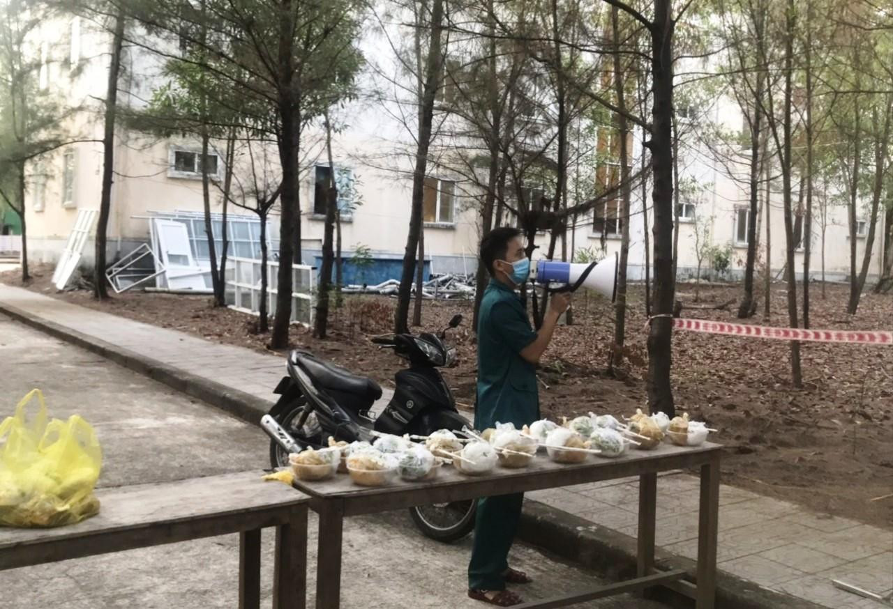 Dùng loa gọi công dân cách ly ở các phòng đến nhận cơm