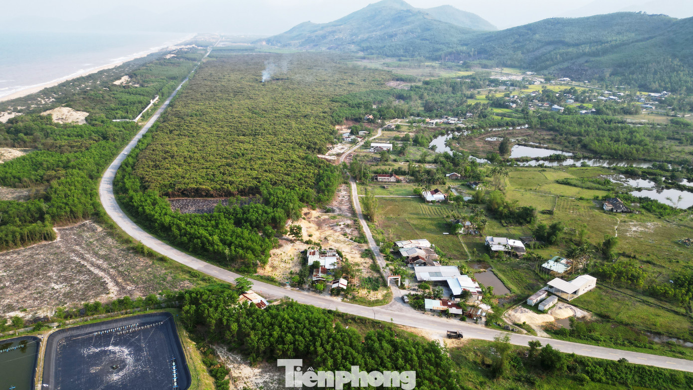 Theo tìm hiểu, dự án khu du lịch nghỉ dưỡng - sân golf Lăng Cô, do Công ty cổ phần đầu tư phát triển Phong Phú Lăng Cô làm chủ đầu tư, được cấp phép từ năm 2008. Đến năm 2011, hơn 100 hộ dân được thông báo phải di dời để nhường đất cho dự án. Một cánh rừng dẻ cảnh quan ven biển rộng hơn 60ha có từ hàng trăm năm trước cũng nằm trong diện phải giải tỏa do quy hoạch sân golf… Tuy nhiên, dự án sau đó chỉ được chủ đầu tư động thổ, quây hàng rào rồi "bất động". Theo tìm hiểu, dự án khu du lịch nghỉ dưỡng - sân golf Lăng Cô, do Công ty cổ phần đầu tư phát triển Phong Phú Lăng Cô làm chủ đầu tư, được cấp phép từ năm 2008. Đến năm 2011, hơn 100 hộ dân được thông báo phải di dời để nhường đất cho dự án. Một cánh rừng dẻ cảnh quan ven biển rộng hơn 60ha có từ hàng trăm năm trước cũng nằm trong diện phải giải tỏa do quy hoạch sân golf… Tuy nhiên, dự án sau đó chỉ được chủ đầu tư động thổ, quây hàng rào rồi "bất động".