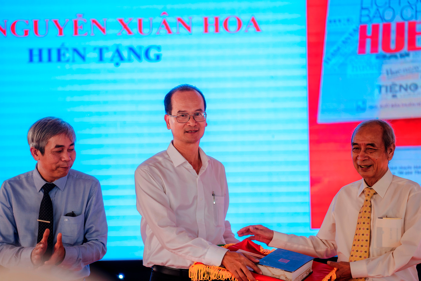 Tiếp nhận sách, tư liệu quý do các nhà nghiên cứu trao tặng. Ảnh: Đ.H.