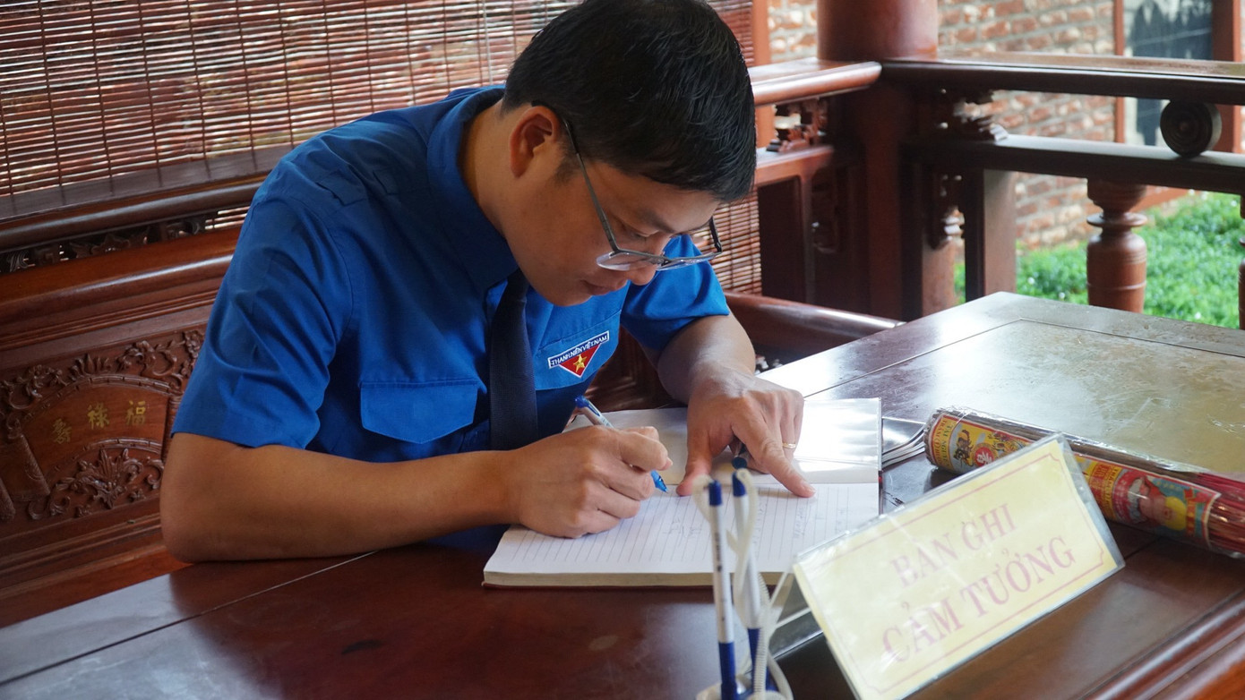 Bí thư Tỉnh Đoàn TT-Huế ghi cảm tưởng về Đại tướng Nguyễn Chí Thanh. Bí thư Tỉnh Đoàn TT-Huế ghi cảm tưởng về Đại tướng Nguyễn Chí Thanh.