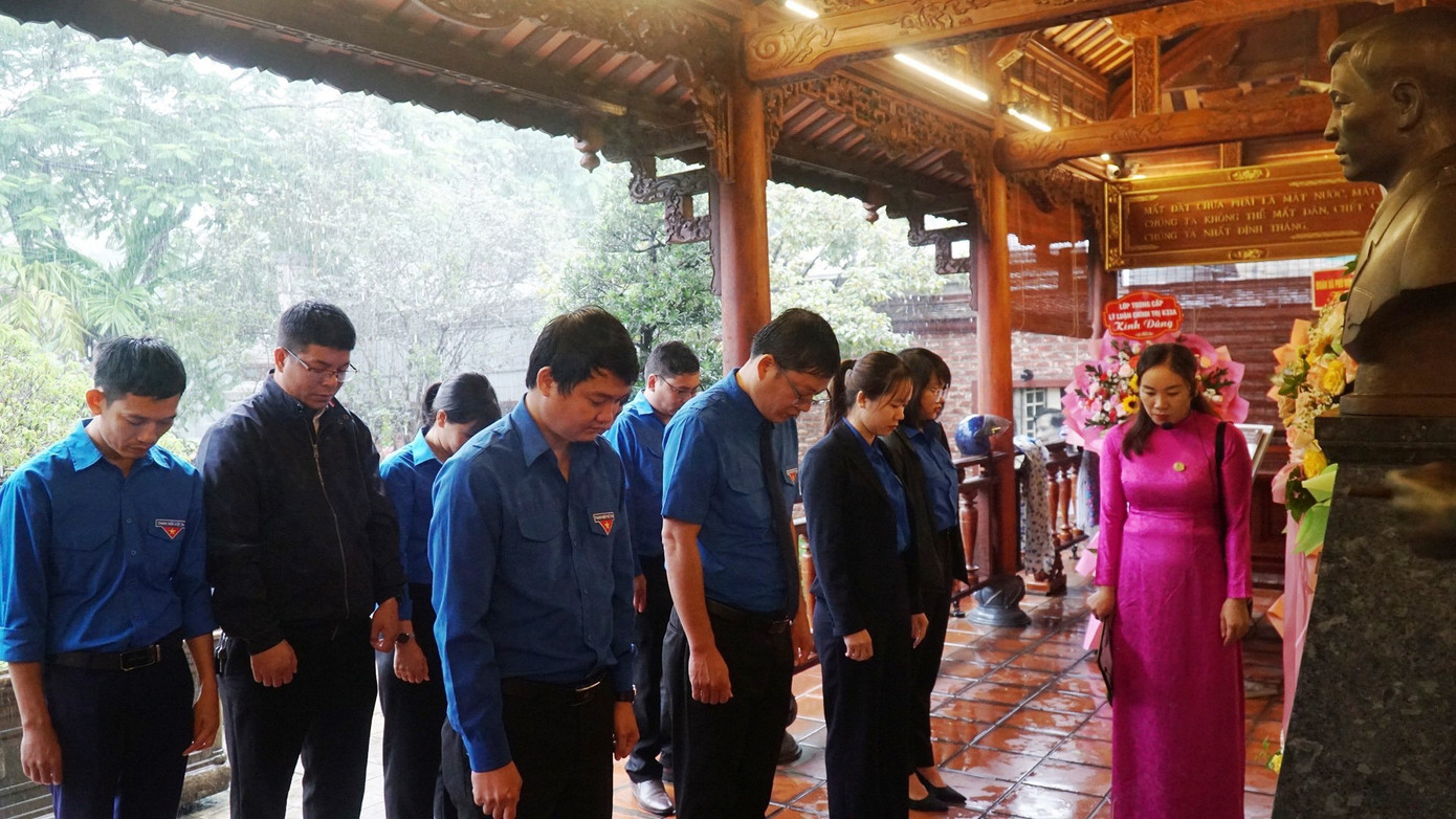 Thành kính dâng hương, tưởng niệm Đại tướng Nguyễn Chí Thanh. Thành kính dâng hương, tưởng niệm Đại tướng Nguyễn Chí Thanh.