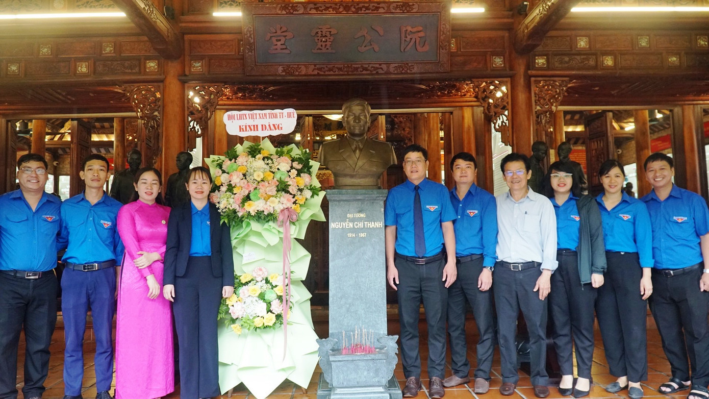 Đoàn viên, thanh niên, hội viên chụp ảnh lưu niệm tại Bảo tàng Đại tướng Nguyễn Chí Thanh. Đoàn viên, thanh niên, hội viên chụp ảnh lưu niệm tại Bảo tàng Đại tướng Nguyễn Chí Thanh.