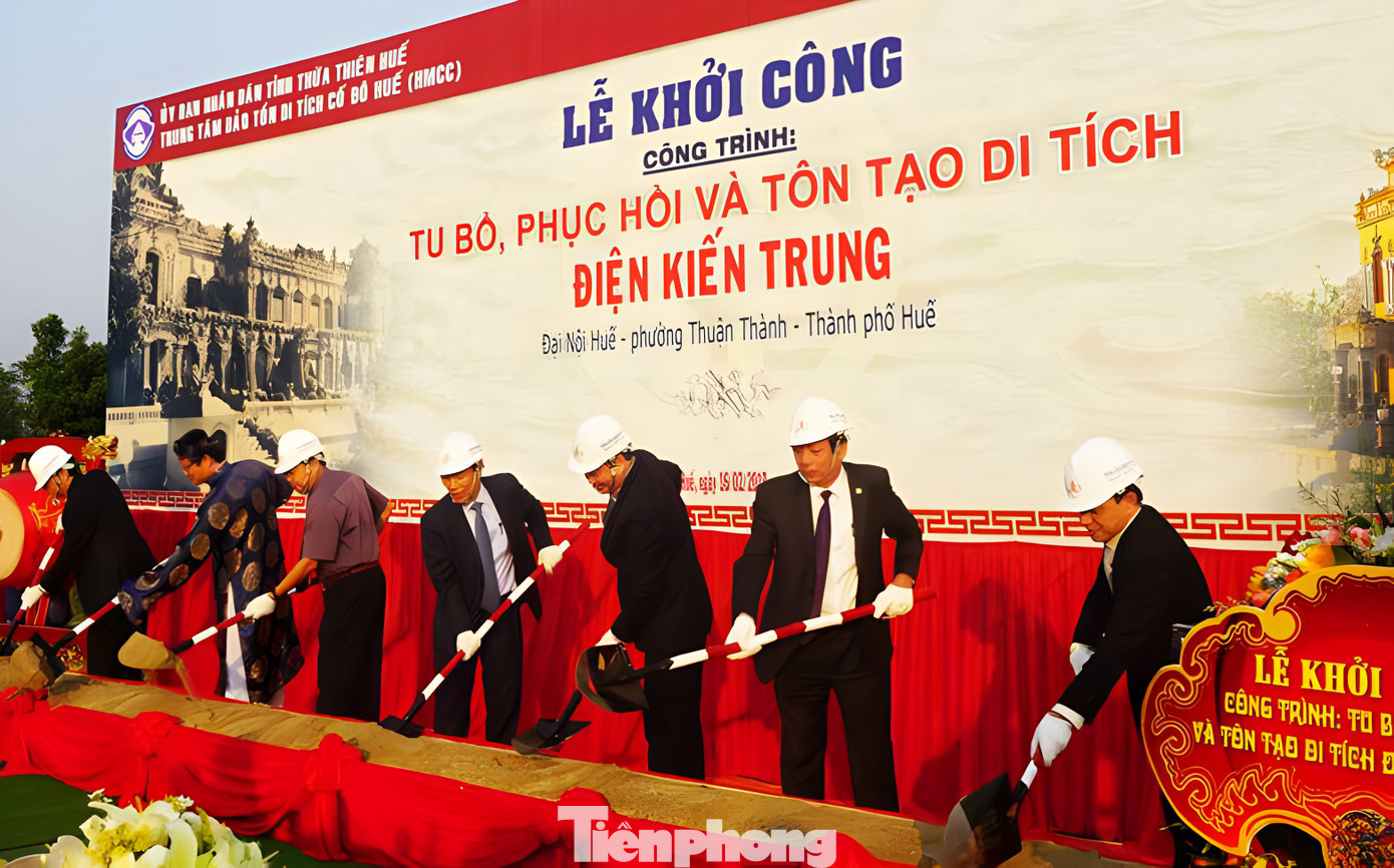 Năm 2013, tỉnh TT-Huế khởi động dự án nghiên cứu phục hồi điện Kiến Trung. Tháng 2/2019, dự án trùng tu phục hồi và tôn tạo điện Kiến Trung được khởi công, với tổng mức đầu tư gần 124 tỷ đồng,tập trung vào các hạng mục trùng tu, tôn tạo công trình trong khuôn viên di tích ngôi điện như tường bao nền, hệ thống lan can, tu bổ lầu Kiến Trung, sân Tiền Viên và Hậu Viên, cùng các công trình nhỏ xung quanh và hệ thống hạ tầng kỹ thuật, cây xanh… Năm 2013, tỉnh TT-Huế khởi động dự án nghiên cứu phục hồi điện Kiến Trung. Tháng 2/2019, dự án trùng tu phục hồi và tôn tạo điện Kiến Trung được khởi công, với tổng mức đầu tư gần 124 tỷ đồng,tập trung vào các hạng mục trùng tu, tôn tạo công trình trong khuôn viên di tích ngôi điện như tường bao nền, hệ thống lan can, tu bổ lầu Kiến Trung, sân Tiền Viên và Hậu Viên, cùng các công trình nhỏ xung quanh và hệ thống hạ tầng kỹ thuật, cây xanh…