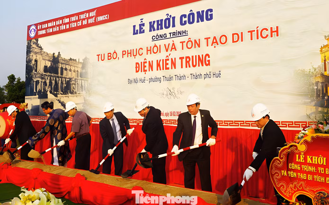 Năm 2013, tỉnh TT-Huế khởi động dự án nghiên cứu phục hồi điện Kiến Trung. Tháng 2/2019, dự án trùng tu phục hồi và tôn tạo điện Kiến Trung được khởi công, với tổng mức đầu tư gần 124 tỷ đồng,tập trung vào các hạng mục trùng tu, tôn tạo công trình trong khuôn viên di tích ngôi điện như tường bao nền, hệ thống lan can, tu bổ lầu Kiến Trung, sân Tiền Viên và Hậu Viên, cùng các công trình nhỏ xung quanh và hệ thống hạ tầng kỹ thuật, cây xanh… Năm 2013, tỉnh TT-Huế khởi động dự án nghiên cứu phục hồi điện Kiến Trung. Tháng 2/2019, dự án trùng tu phục hồi và tôn tạo điện Kiến Trung được khởi công, với tổng mức đầu tư gần 124 tỷ đồng,tập trung vào các hạng mục trùng tu, tôn tạo công trình trong khuôn viên di tích ngôi điện như tường bao nền, hệ thống lan can, tu bổ lầu Kiến Trung, sân Tiền Viên và Hậu Viên, cùng các công trình nhỏ xung quanh và hệ thống hạ tầng kỹ thuật, cây xanh…