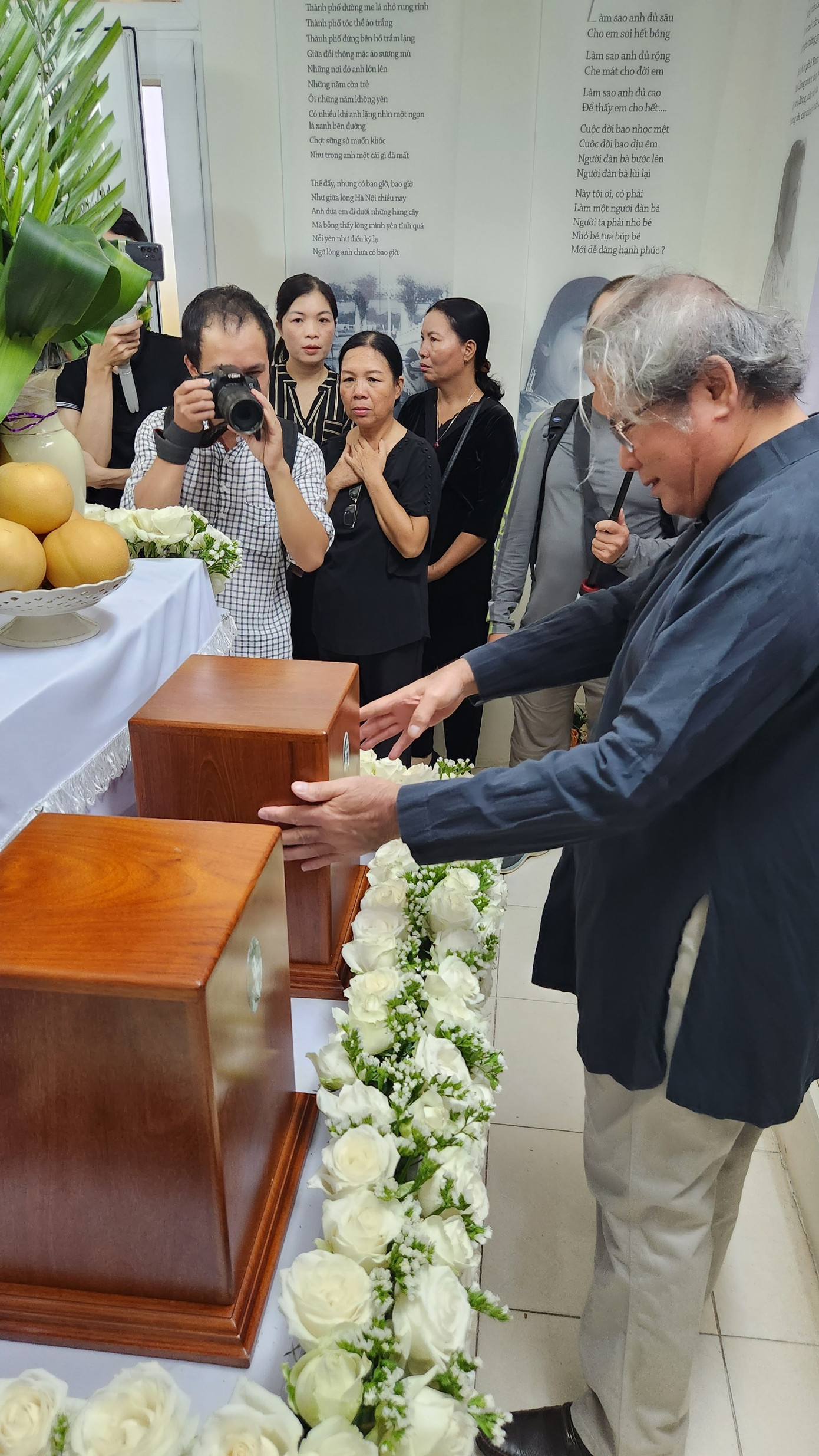 Tro cốt hai vợ chồng nhà văn Hoàng Phủ Ngọc Tường và nhà thơ Lâm Thị Mỹ Dạ đã được đưa về Huế, sau đó sẽ an táng tại Nghĩa trang nhân dân phía Bắc TP Huế.