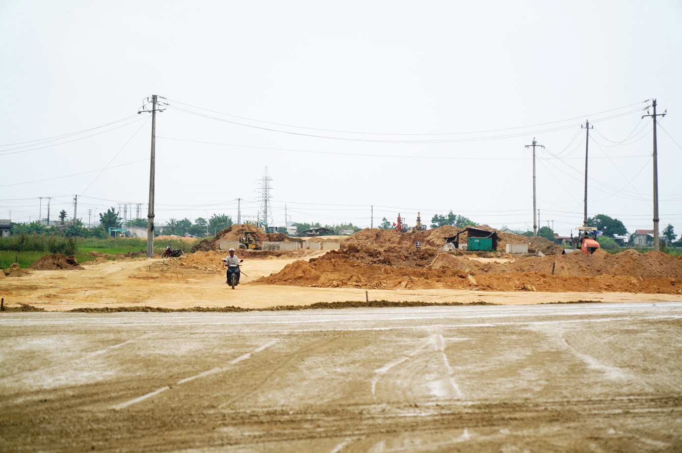 Ghi nhận của PV ngày 8/4, đoạn cuối tuyến dự án đường Phú Mỹ - Thuận An giao với quốc lộ 49A qua phường Thuận An (TP. Huế) hiện ngổn ngang gò đống, đất đắp; nền đường vẫn trong tình trạng gia tải chờ lún. Ghi nhận của PV ngày 8/4, đoạn cuối tuyến dự án đường Phú Mỹ - Thuận An giao với quốc lộ 49A qua phường Thuận An (TP. Huế) hiện ngổn ngang gò đống, đất đắp; nền đường vẫn trong tình trạng gia tải chờ lún.