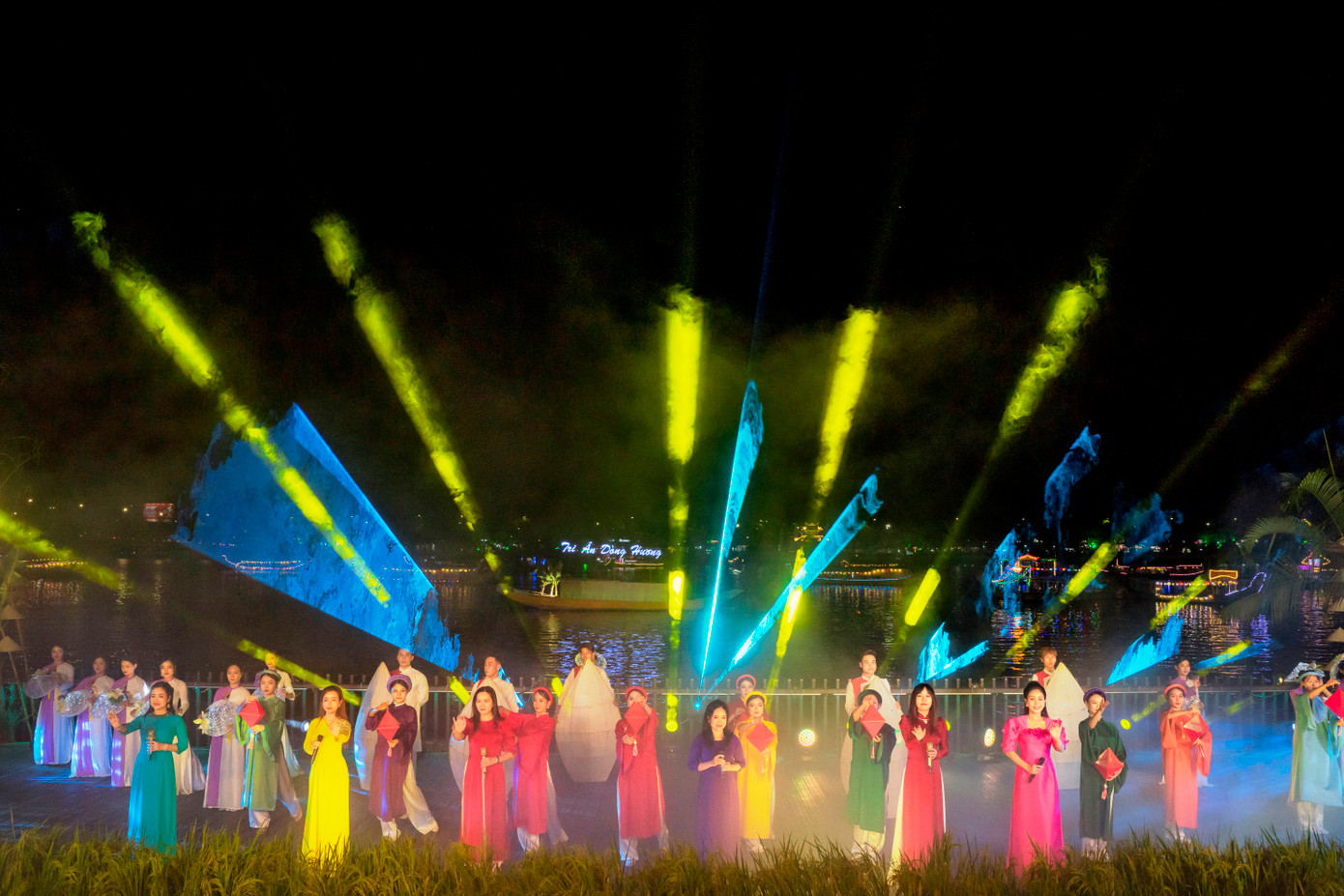 Chương trình diễn ra tại khu vực sông Hương đoạn qua trung tâm TP Huế với các hoạt động biểu diễn nghệ thuật, triển lãm ảnh về dòng Hương, trình diễn áo dài truyền thống, dạo thuyền hoa đăng trên sông Hương… Ảnh: Đ.Hoàng