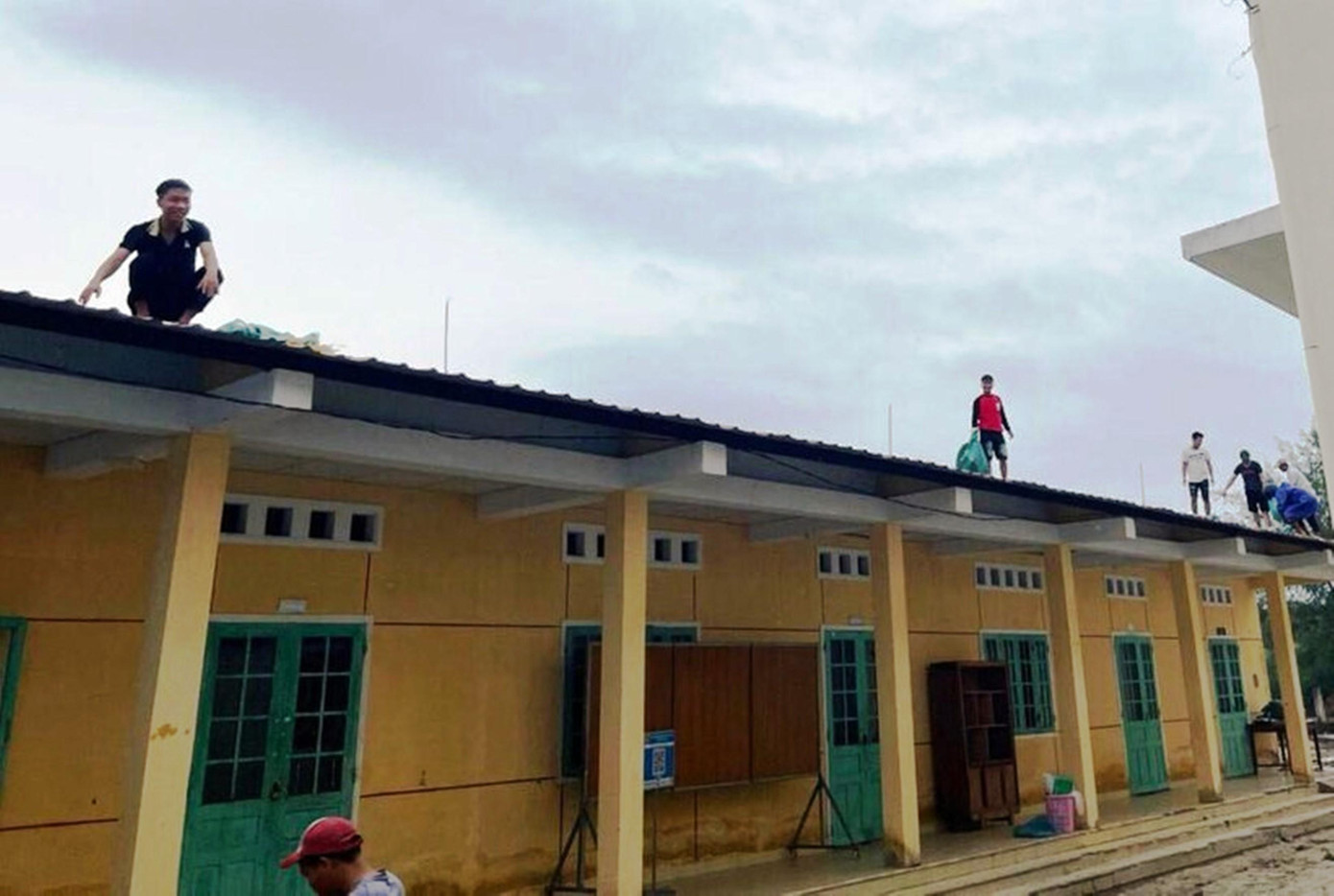 Các trường học tại TT-Huế thực hiện giằng chống, gia cố khung mái công trình để ứng phó với mưa bão.