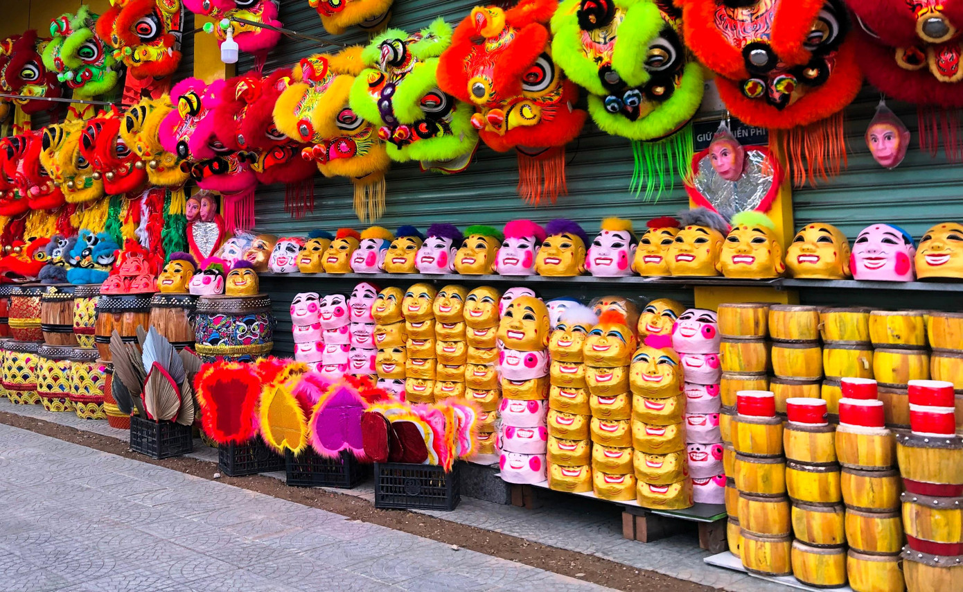 Chị B.H, kinh doanh đầu lân trên đường Trần Hưng Đạo (Huế), ngán ngẩm: “Dịch vụ múa lân trung thu của các đoàn lân trên địa bàn không thể hoạt động do dịch bệnh. Đó là nguyên nhân chính khiến sức mua sắm các sản phẩm múa lân tại Huế giảm sút chưa từng thấy, người kinh doanh lỗ nặng”. Trong ảnh: Các món 'phụ kiện' kèm theo dịch vụ múa đầu lân cũng ế ẩm chưa từng thấy