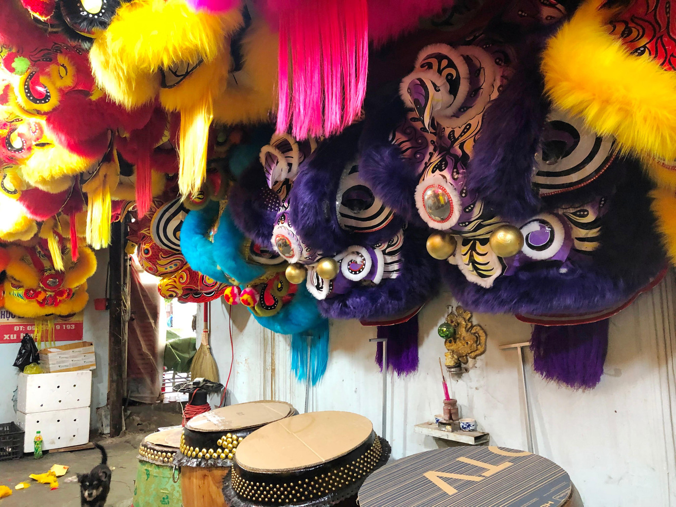 Dạo quanh một vòng tại các tuyến đường chuyên bán đầu lân như ở Huế như Trần Hưng Đạo, Lê Duẩn, khu vực Thành Nội…, đầu lân ế ẩm chất đống hoặc treo dày kín khu bán hàng nhưng hiếm người hỏi mua. Trong khi, Tết Trung thu cận kề!