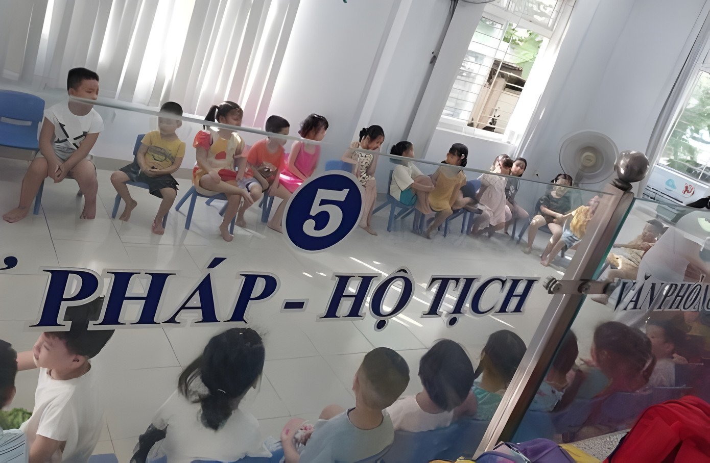 Các cháu học sinh Trường Mầm non Hương Sen học tạm tại khu nhà vốn trước đây là văn phòng "một cửa" của UBND phường Phú Thuận (cũ).