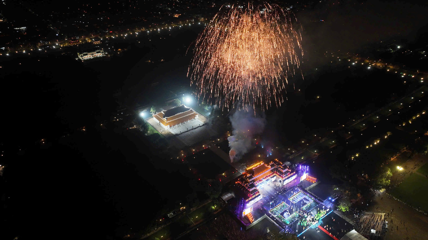 Bắn pháo hoa chào mừng Huế trở thành thành phố trực thuộc Trung ương.