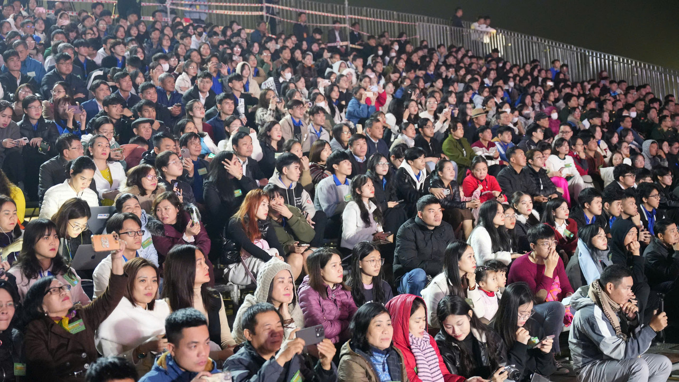 Đông đảo người dân Huế phấn khởi dự lễ công bố.