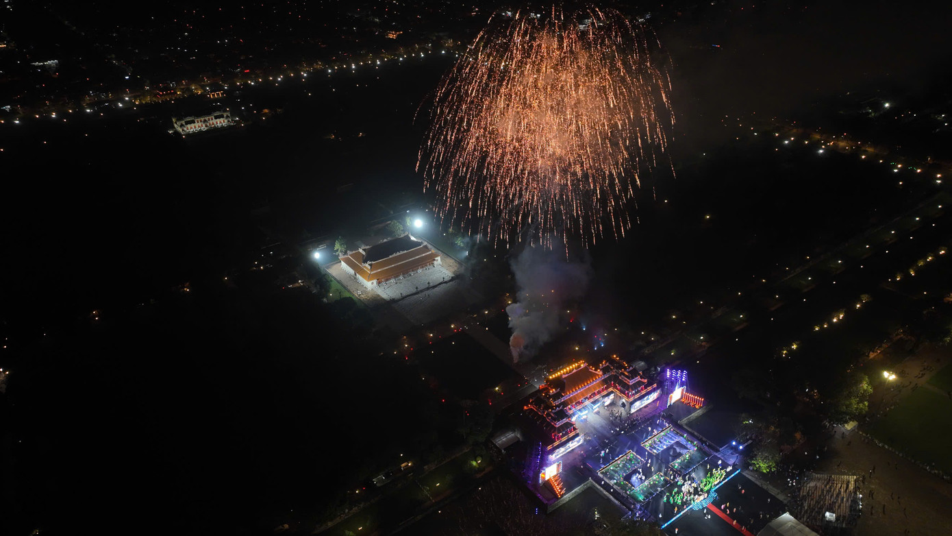 Thực hiện nghi thức bắn pháo hoa tại lễ công bố thành lập thành phố Huế trực thuộc Trung ương.