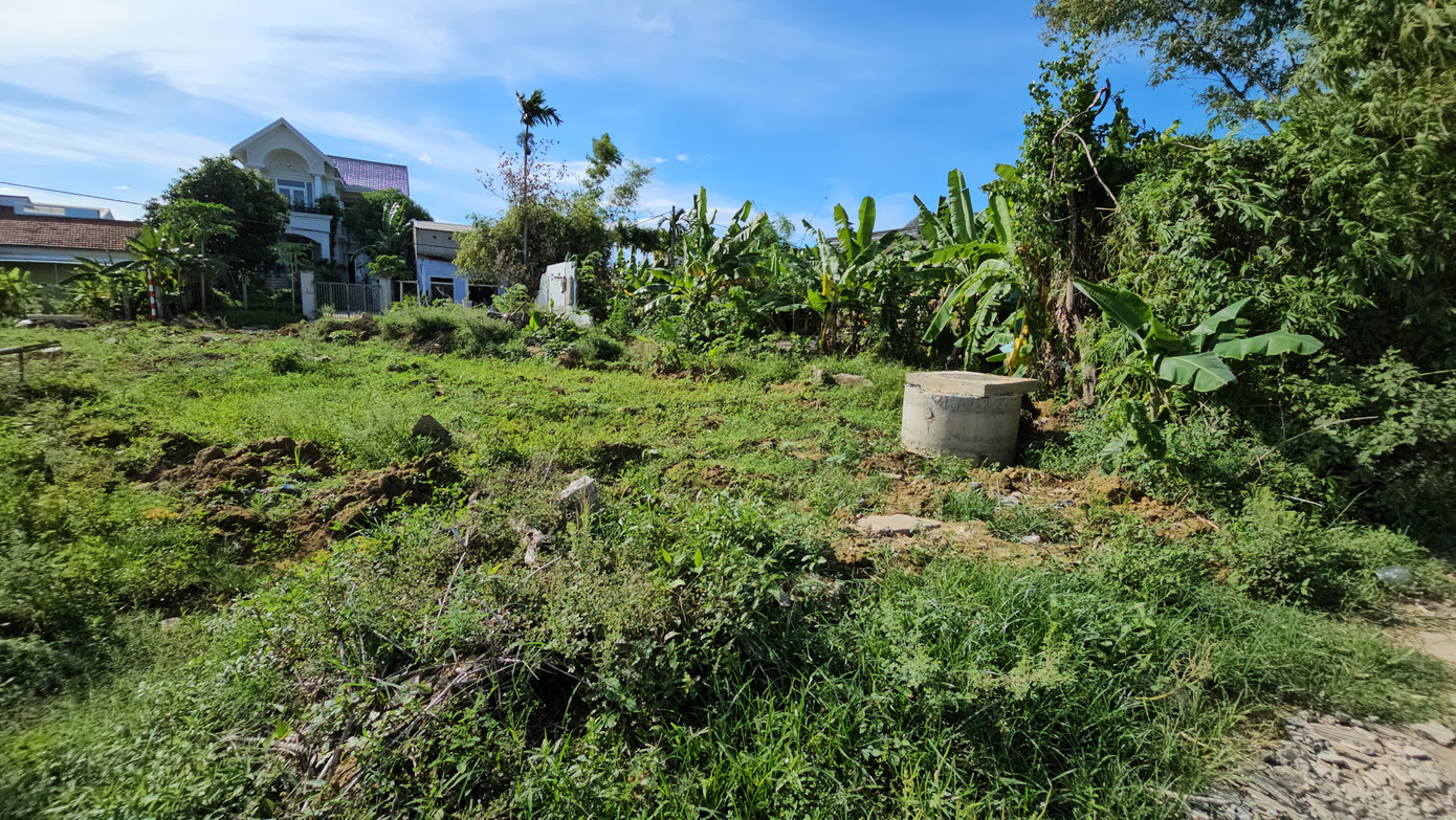 Trên tuyến có 87 nhà dân cần giải tỏa, hiện còn 16 hộ chưa chịu bàn giao mặt bằng, tháo dỡ nhà cửa, giải tỏa cây cối. UBND thành phố Huế đã ban hành quyết định cưỡng chế nhà ở và đất các hộ không chấp hành di dời, dự kiến công tác giải phóng mặt bằng sẽ hoàn tất trong tháng 8 này. Trên tuyến có 87 nhà dân cần giải tỏa, hiện còn 16 hộ chưa chịu bàn giao mặt bằng, tháo dỡ nhà cửa, giải tỏa cây cối. UBND thành phố Huế đã ban hành quyết định cưỡng chế nhà ở và đất các hộ không chấp hành di dời, dự kiến công tác giải phóng mặt bằng sẽ hoàn tất trong tháng 8 này.