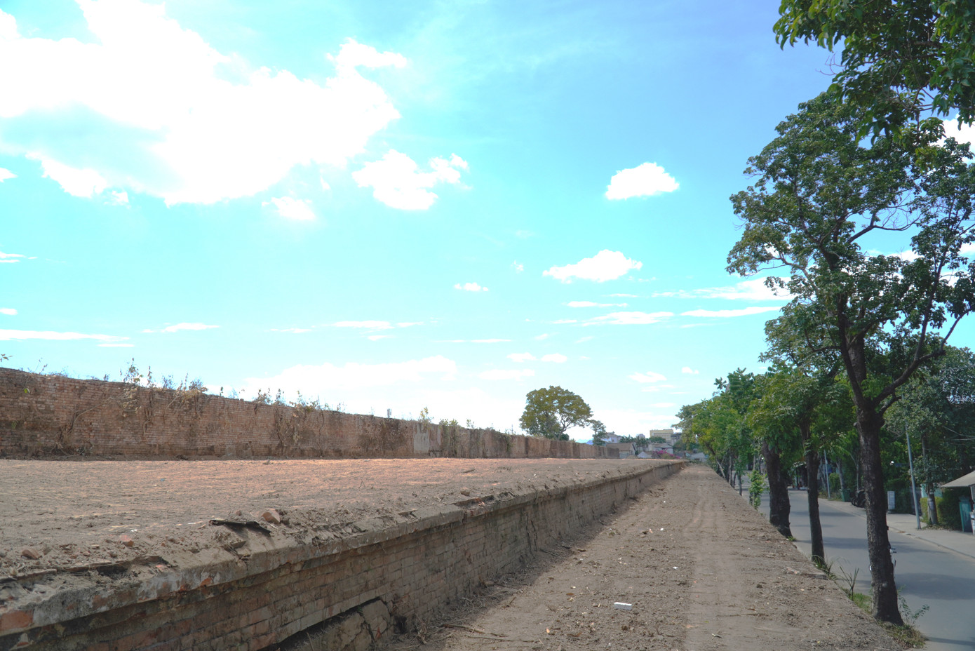 Đến nay, hai lớp mặt trên Thượng thành Huế (đoạn thành phía Đông giáp đường Xuân 68) đã được chỉnh trang, phát quang toàn bộ cây dại.