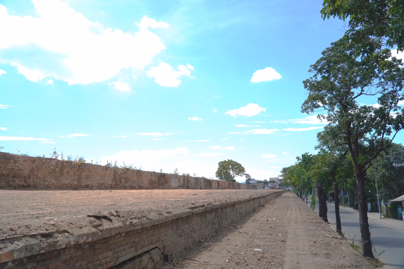 Đến nay, hai lớp mặt trên Thượng thành Huế (đoạn thành phía Đông giáp đường Xuân 68) đã được chỉnh trang, phát quang toàn bộ cây dại.